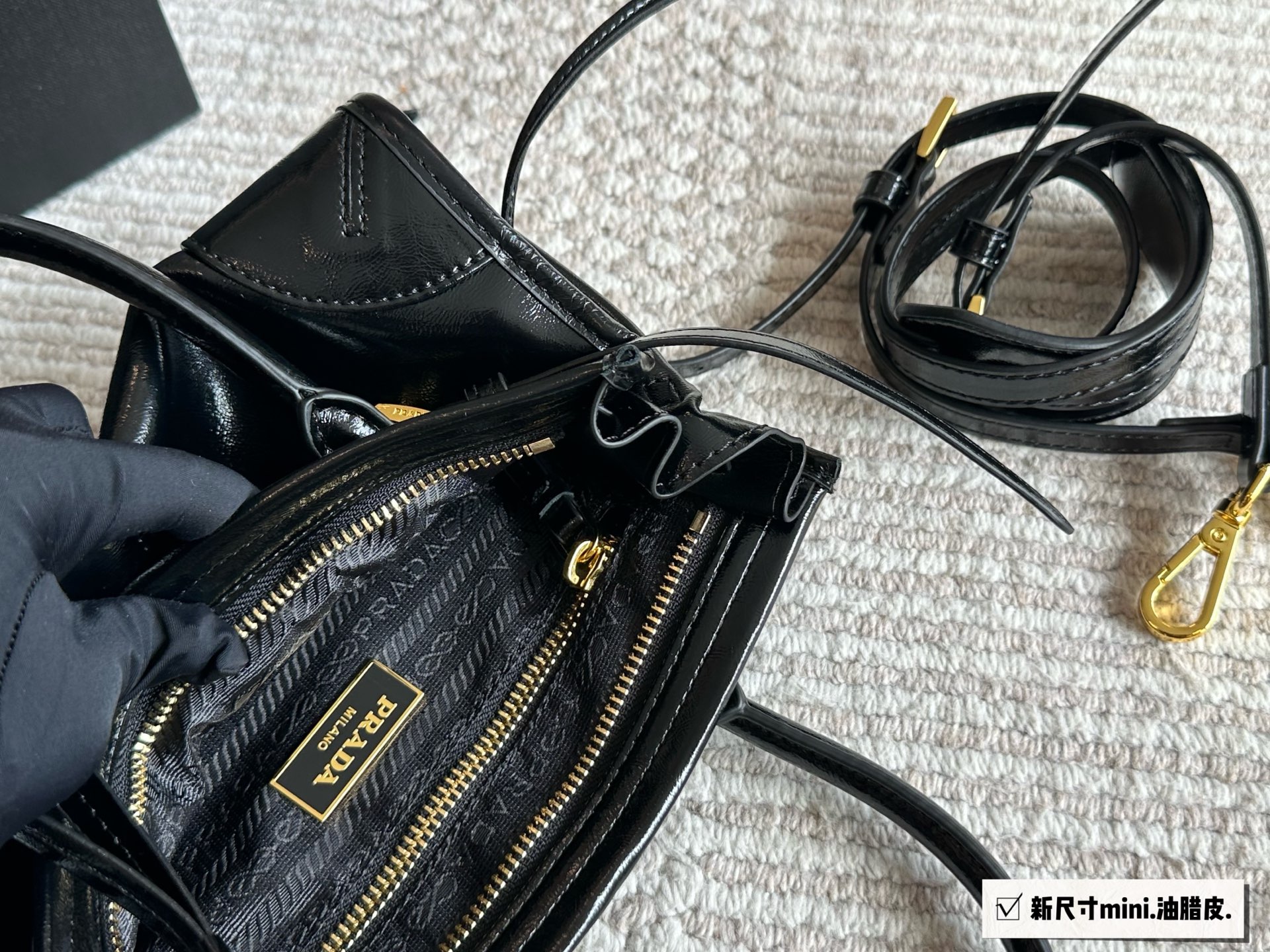 Prada Soft Lux Bolso de Mano/Hombro de Piel Encerada - Elegancia y Versatilidad 7 i1759063543869 8132 0 6