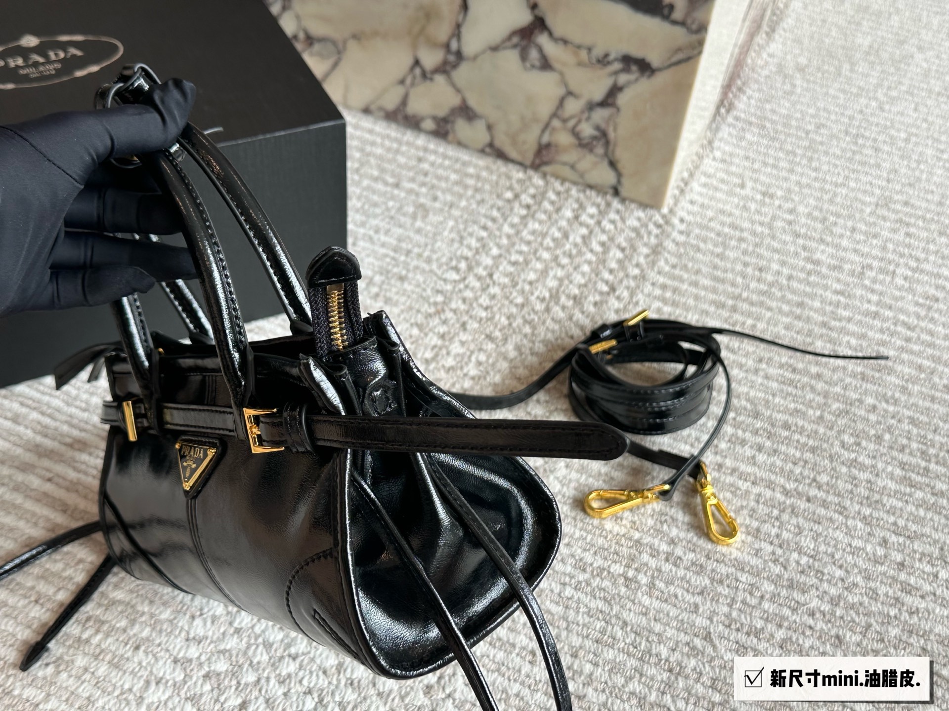 Prada Soft Lux Bolso de Mano/Hombro de Piel Encerada - Elegancia y Versatilidad 3 i1759063543884 3052 0 2