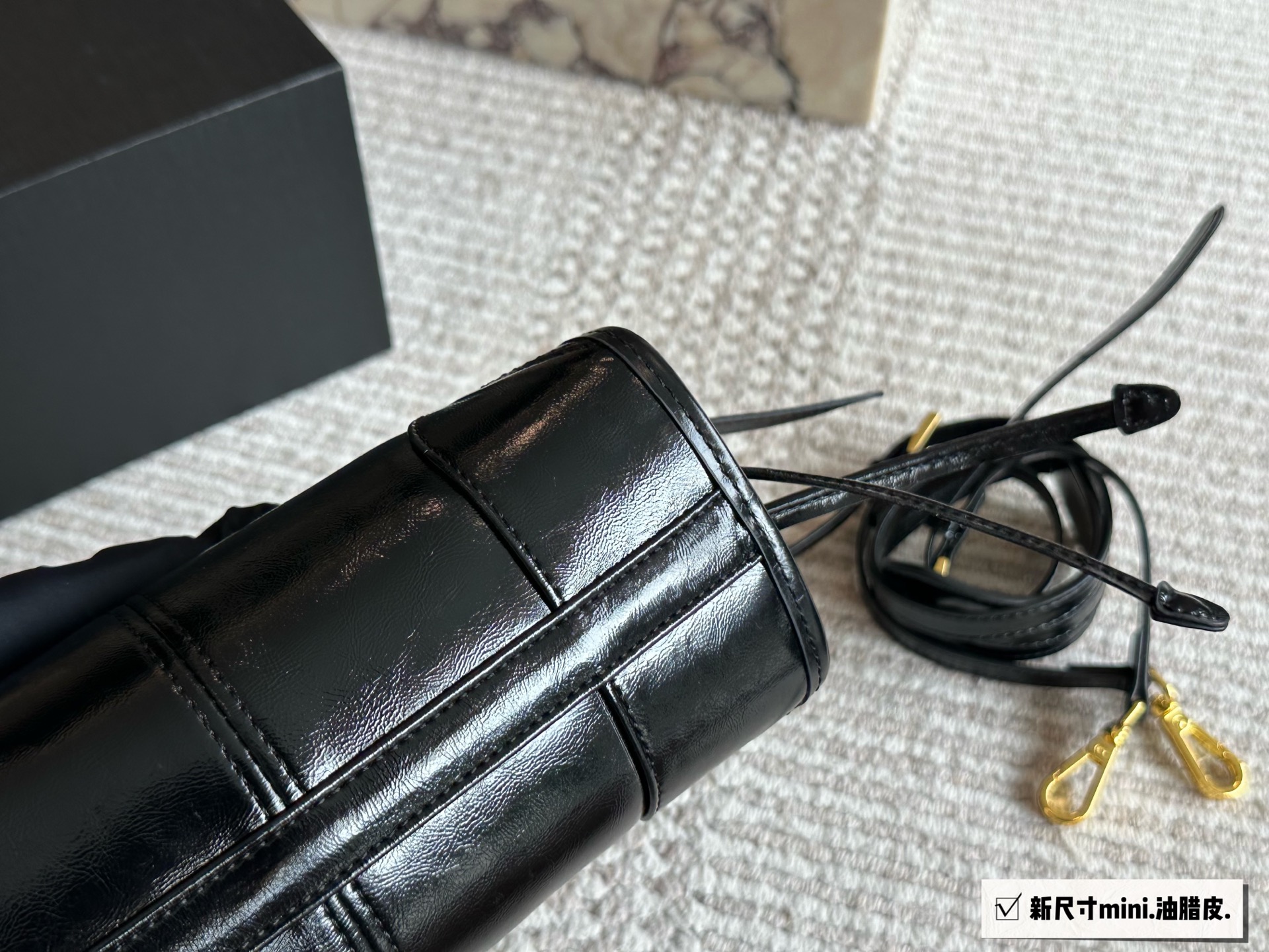 Prada Soft Lux Bolso de Mano/Hombro de Piel Encerada - Elegancia y Versatilidad 5 i1759063545198 4141 0 4