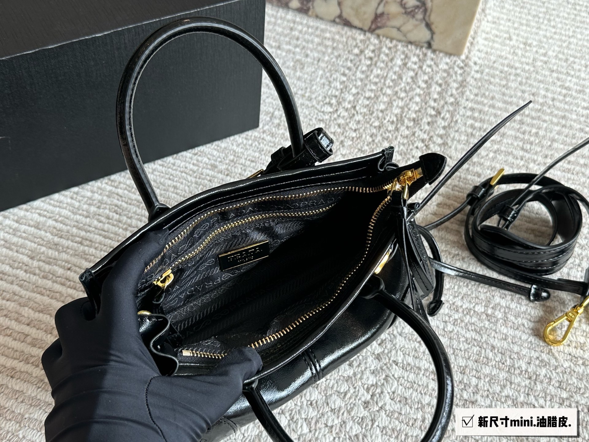 Prada Soft Lux Bolso de Mano/Hombro de Piel Encerada - Elegancia y Versatilidad 9 i1759063545228 5084 0 8