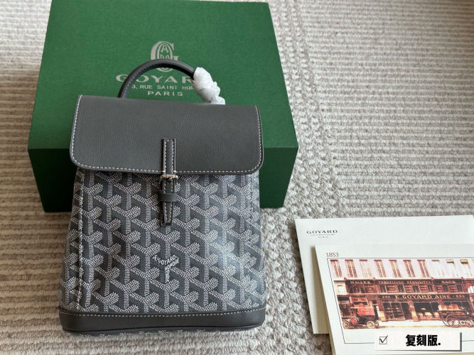 תרניט מיני Alpin Goyard נוח ועדין לכל יום. משקל וקל מידות 20*23 ס"מ 1 תרניט מיני Alpin Goyard נוח ועדין לכל יום. משקל וקל מידות 20*23 ס”מ