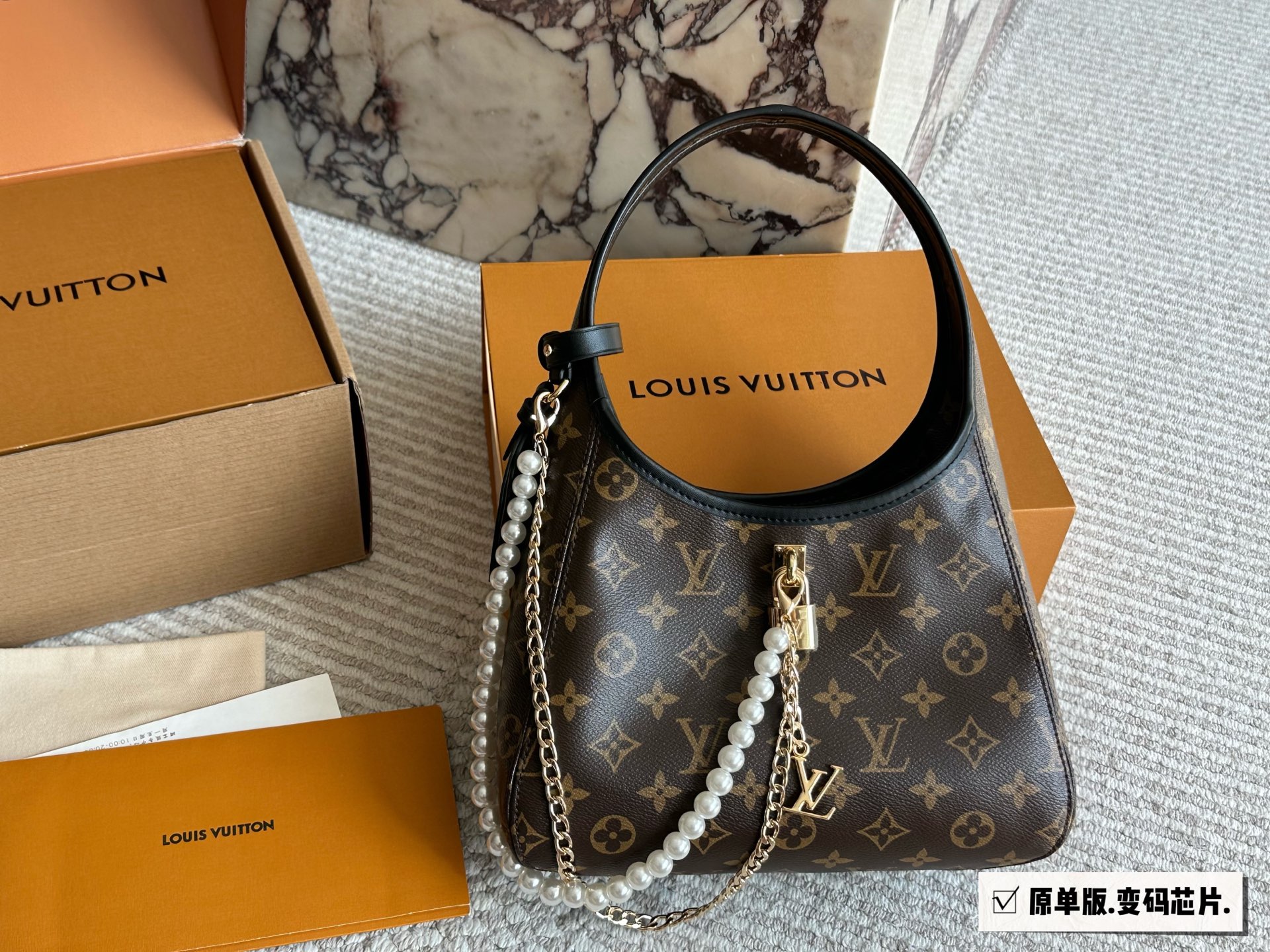 送挂链💰415 配盒 LV|4月女士新款The Dro💰 腋下包 这个新款包包上身就是有种时光倒流的感觉 复古感十足毕竟是复刻18年的款超级耐看越看越好看的那种 不能调节肩带只可以当腋下包手拎、手挽着 吸扣设计能放手机，长钱夹，耳机，钥匙，口红小东西，容量还不错~26*17cm