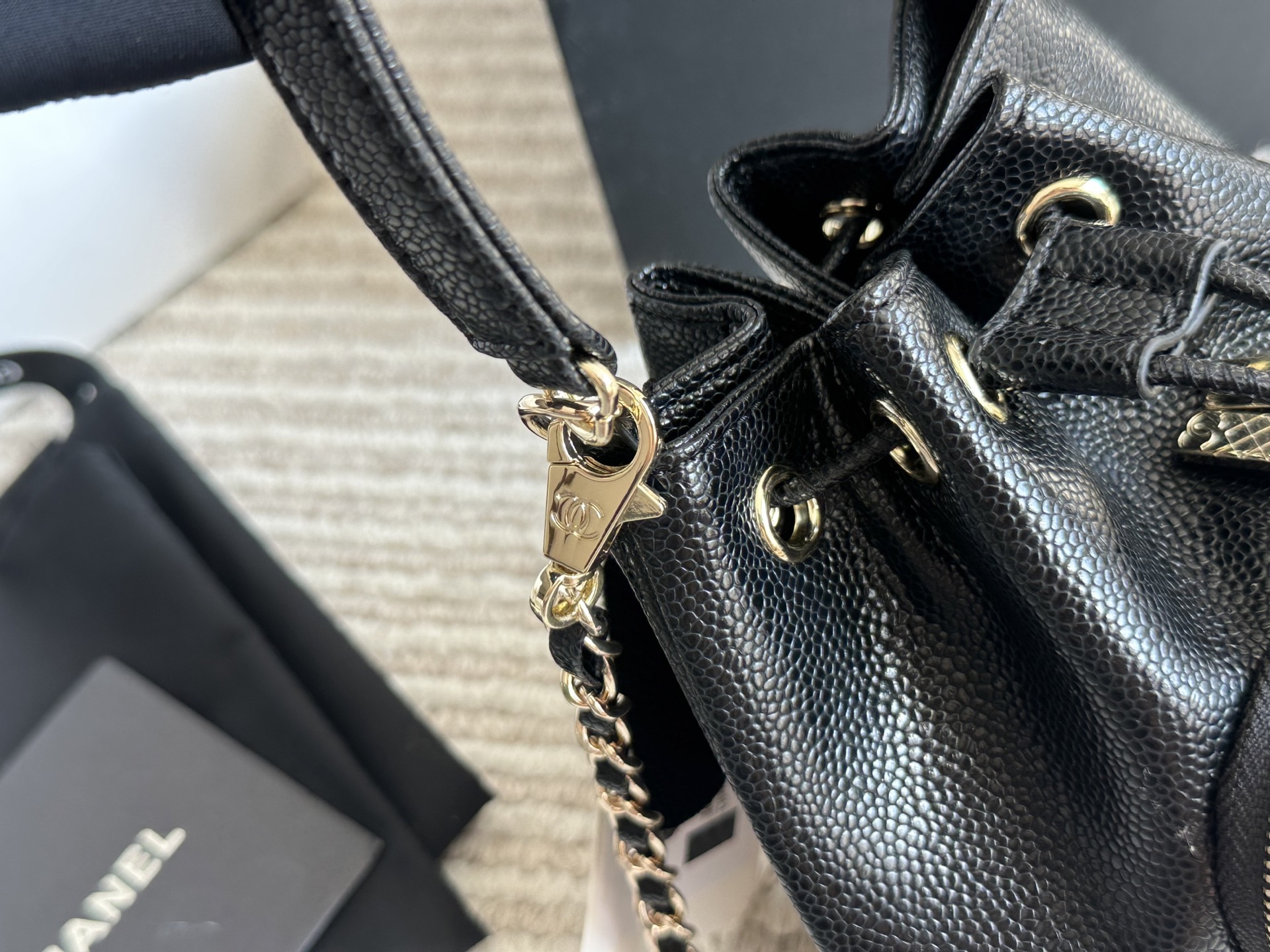 ❤️470包邮/原单代购级别
全套包装 新品

甜酷兼得的香奈儿CHANEL 小水桶

海量时尚博主同款o

随手一挎高级又大方知性又 优雅里夹杂着满分的气质

兼顾风格日常. 上班or约会都好美[哇]

版型太经典背N年不过时~

看起来小小的但 是什么都能装口

好搭好驾驭,上身好看晕!气场上就稳赢❾13 15cm


