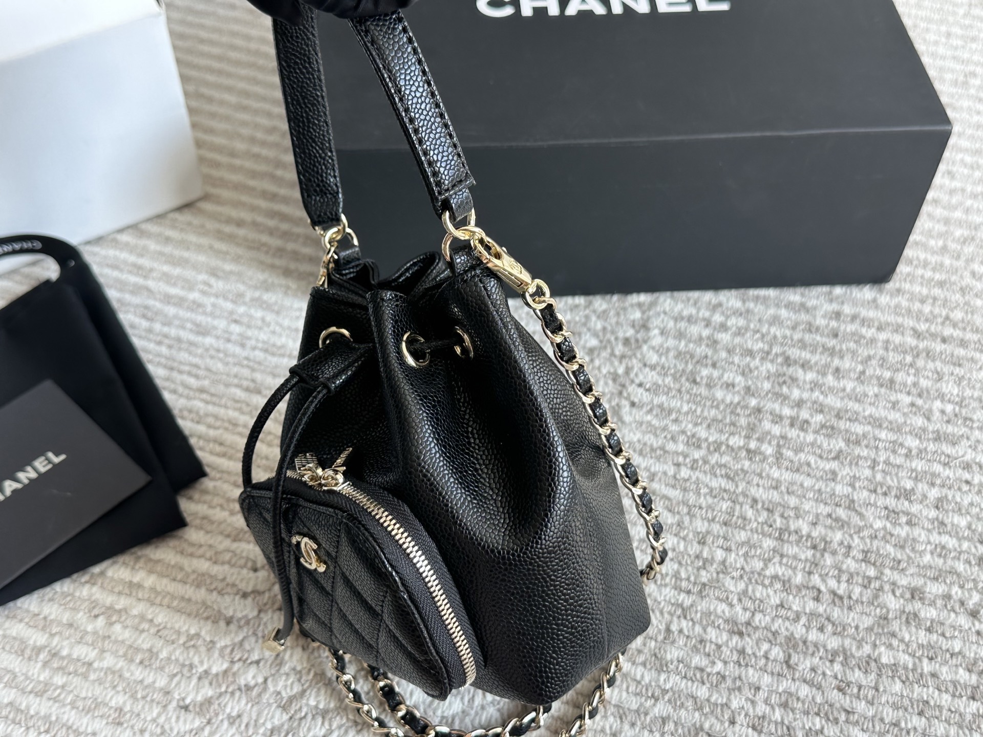 ❤️470包邮/原单代购级别
全套包装 新品

甜酷兼得的香奈儿CHANEL 小水桶

海量时尚博主同款o

随手一挎高级又大方知性又 优雅里夹杂着满分的气质

兼顾风格日常. 上班or约会都好美[哇]

版型太经典背N年不过时~

看起来小小的但 是什么都能装口

好搭好驾驭,上身好看晕!气场上就稳赢❾13 15cm


