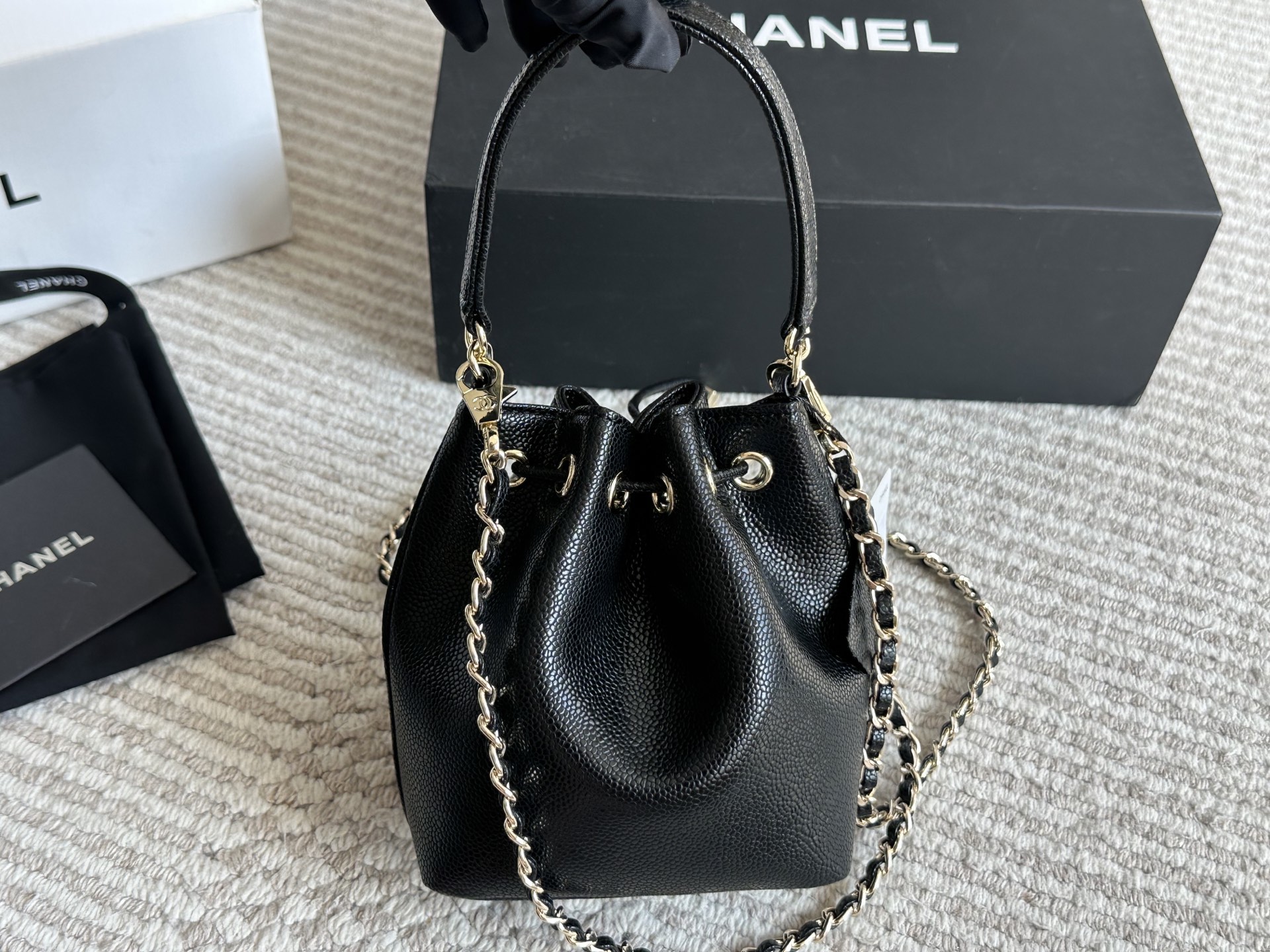 ❤️470包邮/原单代购级别
全套包装 新品

甜酷兼得的香奈儿CHANEL 小水桶

海量时尚博主同款o

随手一挎高级又大方知性又 优雅里夹杂着满分的气质

兼顾风格日常. 上班or约会都好美[哇]

版型太经典背N年不过时~

看起来小小的但 是什么都能装口

好搭好驾驭,上身好看晕!气场上就稳赢❾13 15cm


