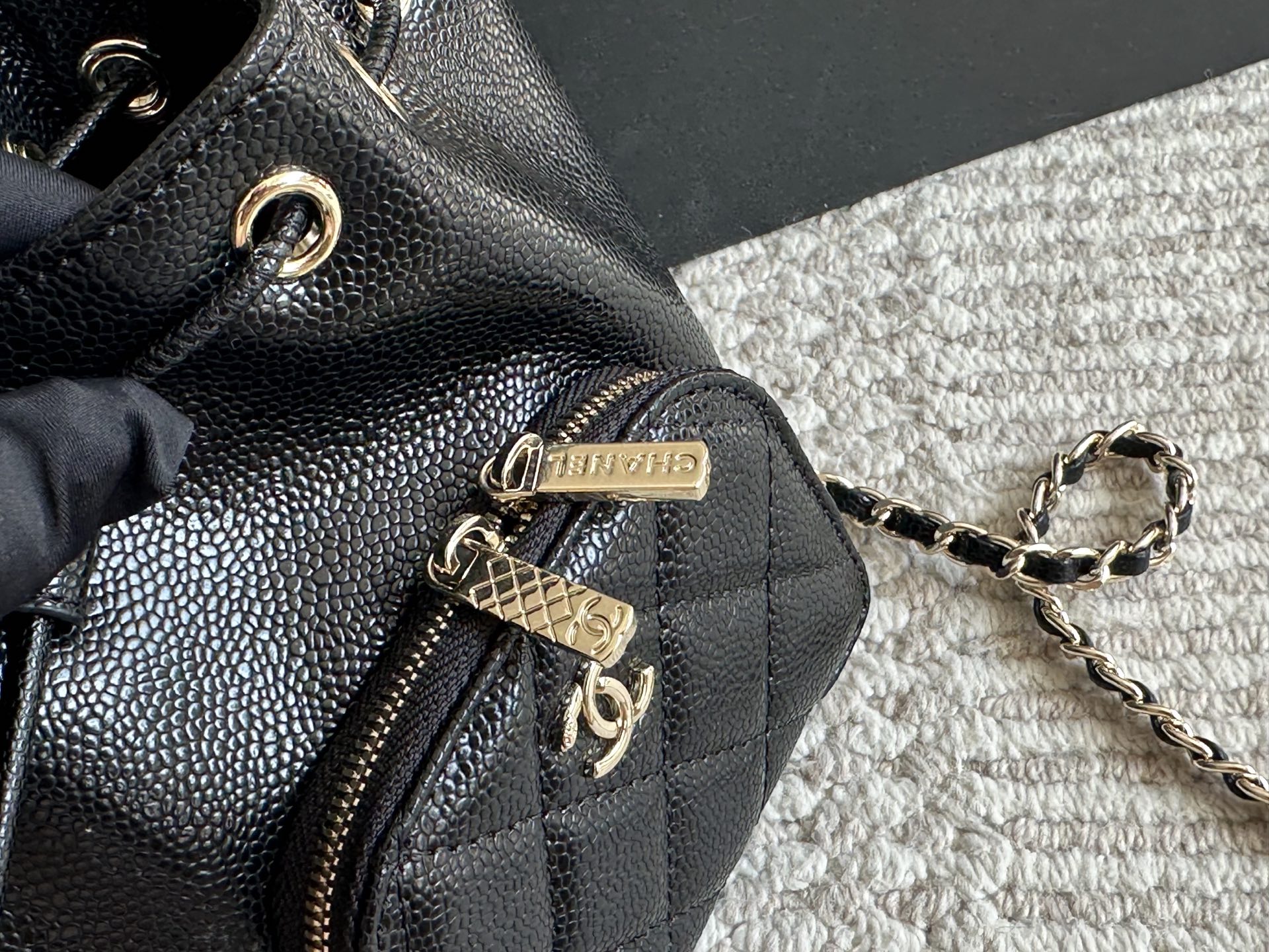 ❤️470包邮/原单代购级别
全套包装 新品

甜酷兼得的香奈儿CHANEL 小水桶

海量时尚博主同款o

随手一挎高级又大方知性又 优雅里夹杂着满分的气质

兼顾风格日常. 上班or约会都好美[哇]

版型太经典背N年不过时~

看起来小小的但 是什么都能装口

好搭好驾驭,上身好看晕!气场上就稳赢❾13 15cm


