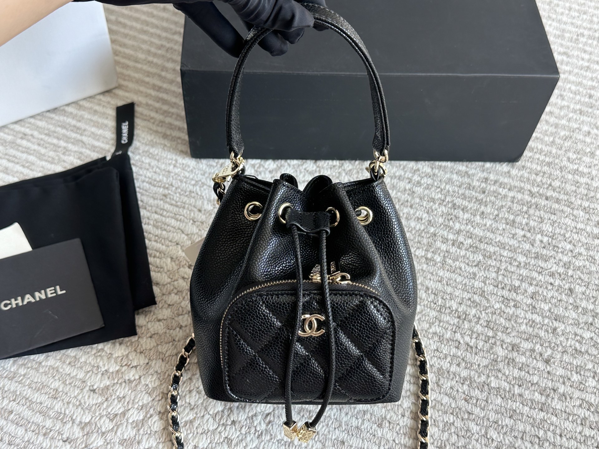 ❤️470包邮/原单代购级别
全套包装 新品

甜酷兼得的香奈儿CHANEL 小水桶

海量时尚博主同款o

随手一挎高级又大方知性又 优雅里夹杂着满分的气质

兼顾风格日常. 上班or约会都好美[哇]

版型太经典背N年不过时~

看起来小小的但 是什么都能装口

好搭好驾驭,上身好看晕!气场上就稳赢❾13 15cm


