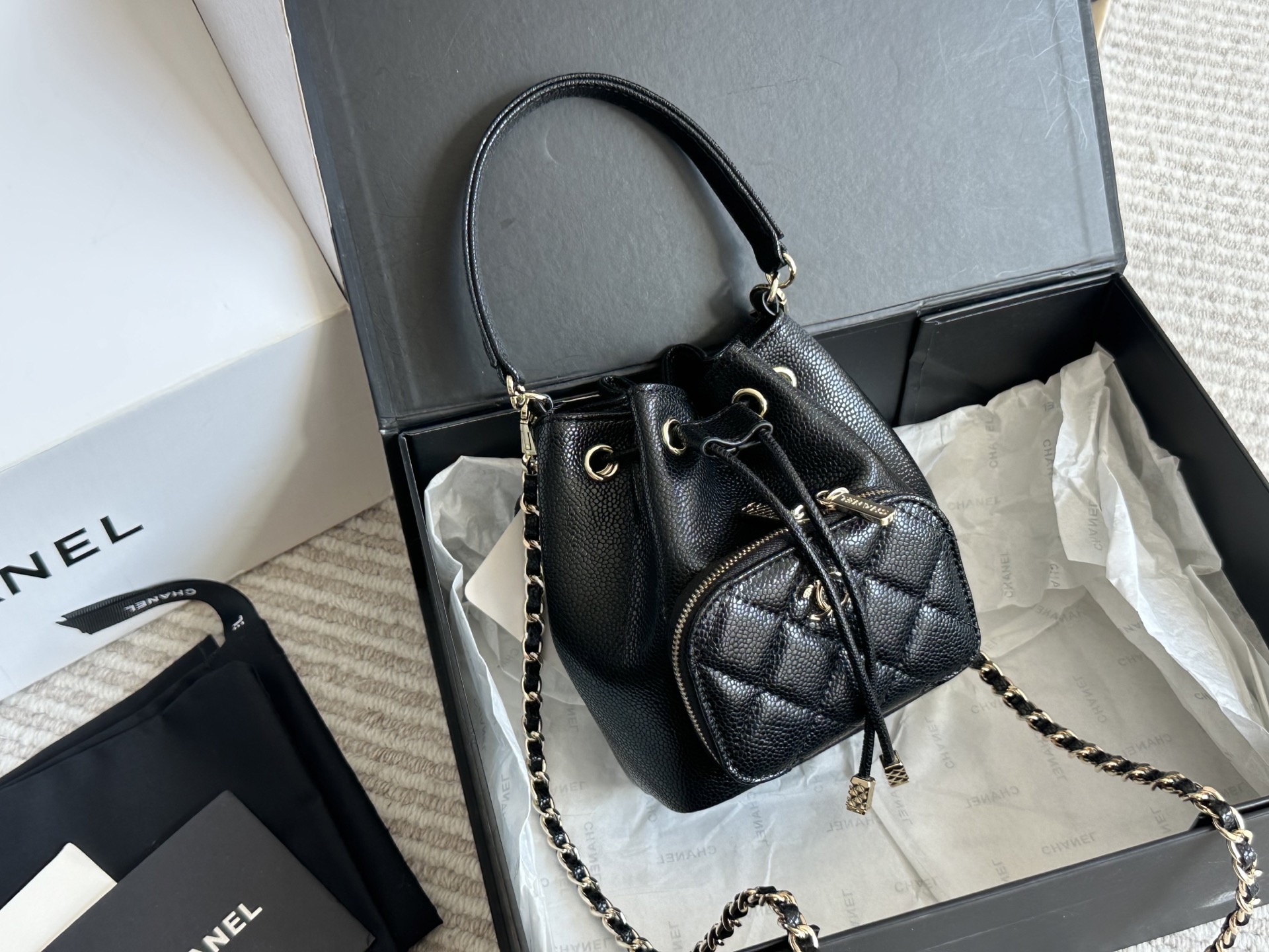 ❤️470包邮/原单代购级别
全套包装 新品

甜酷兼得的香奈儿CHANEL 小水桶

海量时尚博主同款o

随手一挎高级又大方知性又 优雅里夹杂着满分的气质

兼顾风格日常. 上班or约会都好美[哇]

版型太经典背N年不过时~

看起来小小的但 是什么都能装口

好搭好驾驭,上身好看晕!气场上就稳赢❾13 15cm


