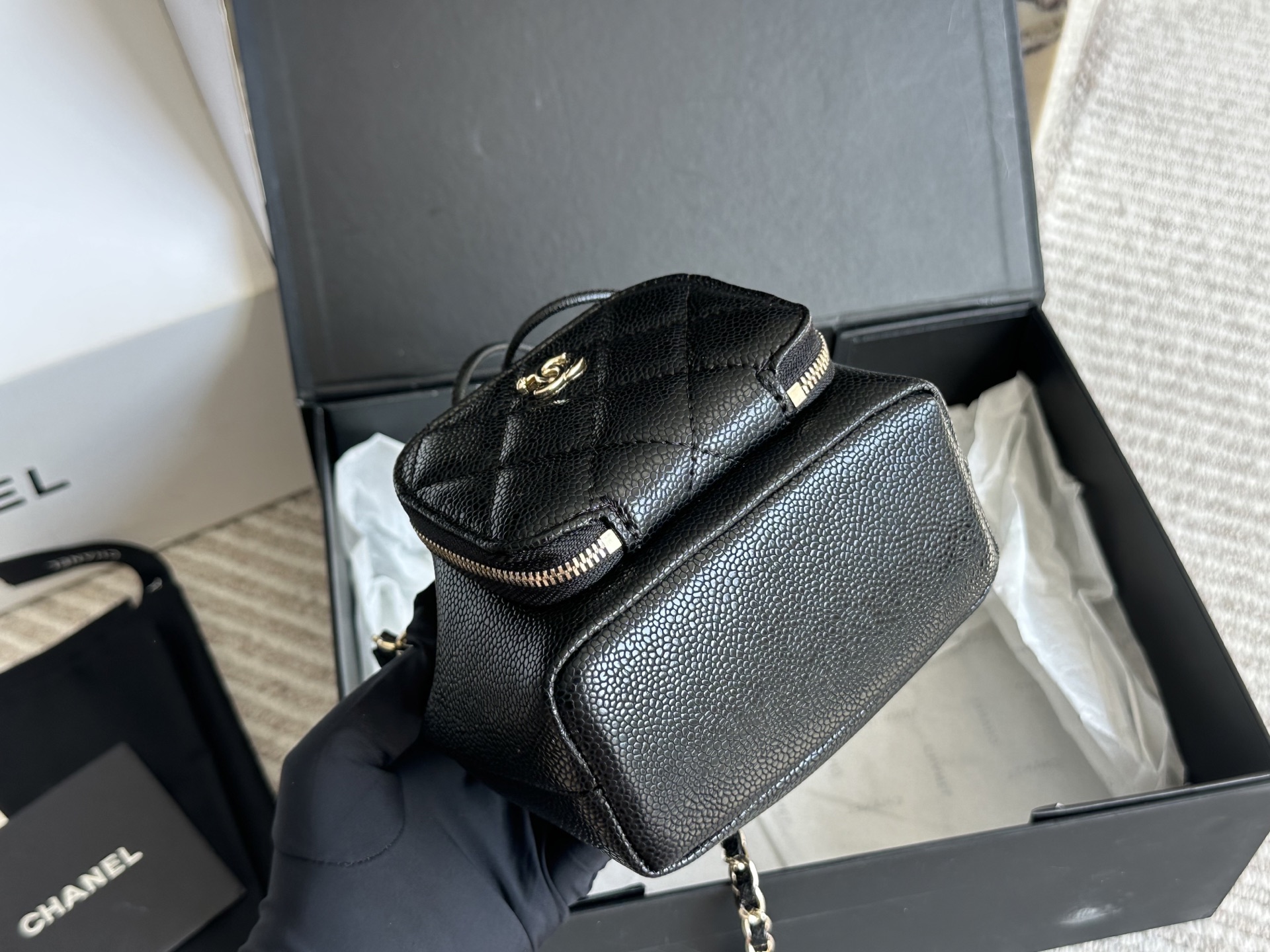 ❤️470包邮/原单代购级别
全套包装 新品

甜酷兼得的香奈儿CHANEL 小水桶

海量时尚博主同款o

随手一挎高级又大方知性又 优雅里夹杂着满分的气质

兼顾风格日常. 上班or约会都好美[哇]

版型太经典背N年不过时~

看起来小小的但 是什么都能装口

好搭好驾驭,上身好看晕!气场上就稳赢❾13 15cm


