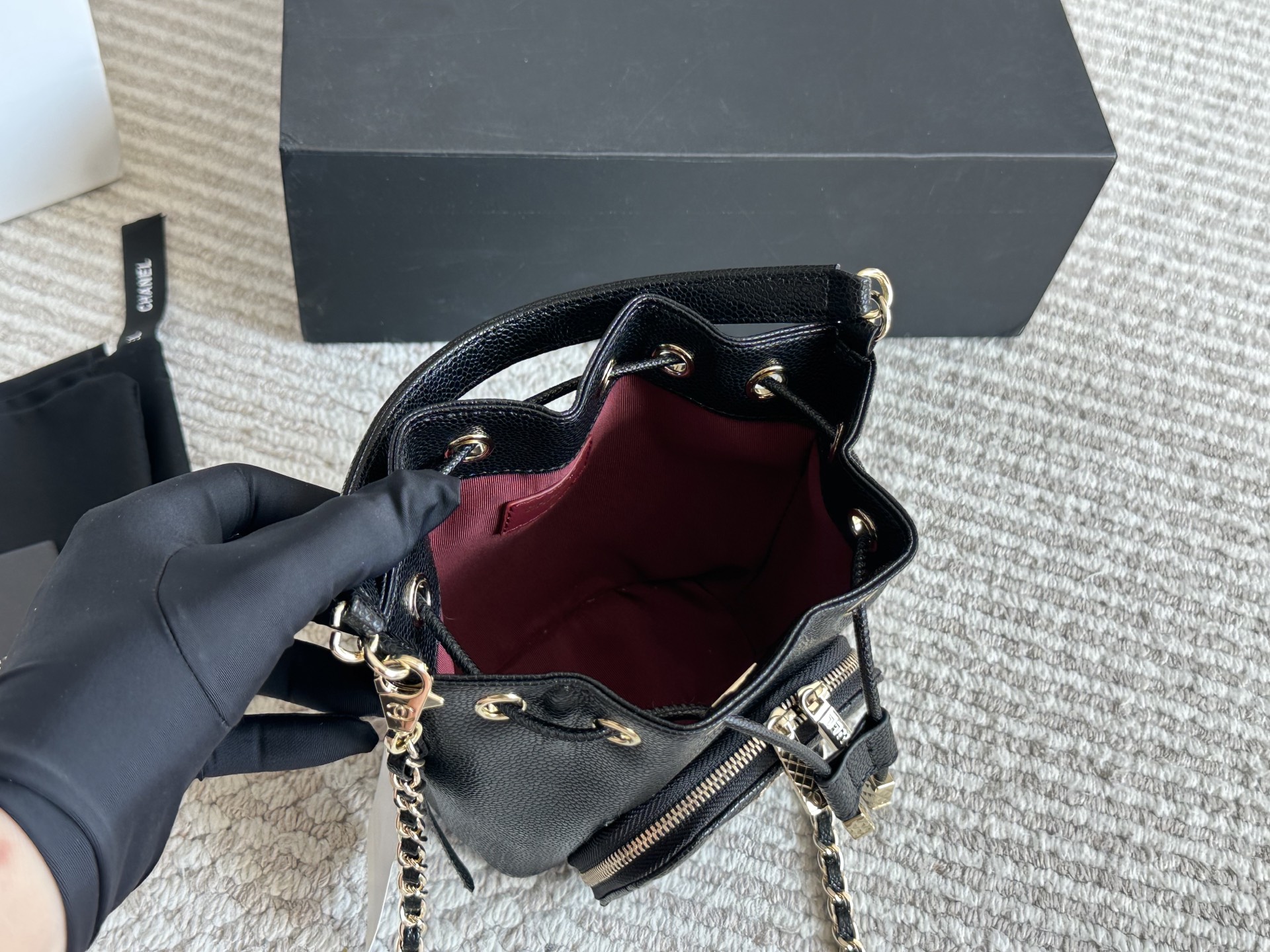 ❤️470包邮/原单代购级别
全套包装 新品

甜酷兼得的香奈儿CHANEL 小水桶

海量时尚博主同款o

随手一挎高级又大方知性又 优雅里夹杂着满分的气质

兼顾风格日常. 上班or约会都好美[哇]

版型太经典背N年不过时~

看起来小小的但 是什么都能装口

好搭好驾驭,上身好看晕!气场上就稳赢❾13 15cm


