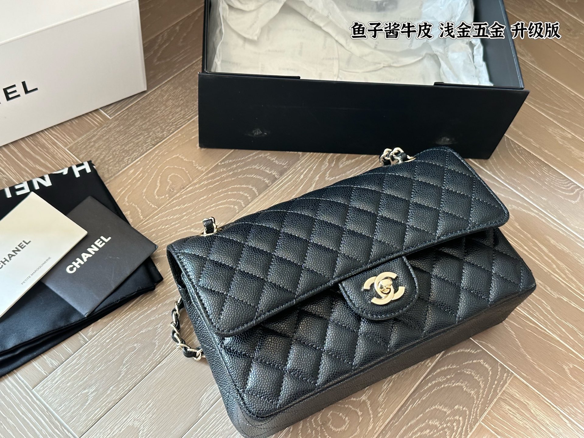 Bolso de Cuero Chanel CF de 25 cm con Textura de Caviar y Herrajes Dorados 9 i1759416328360 5625 0 4