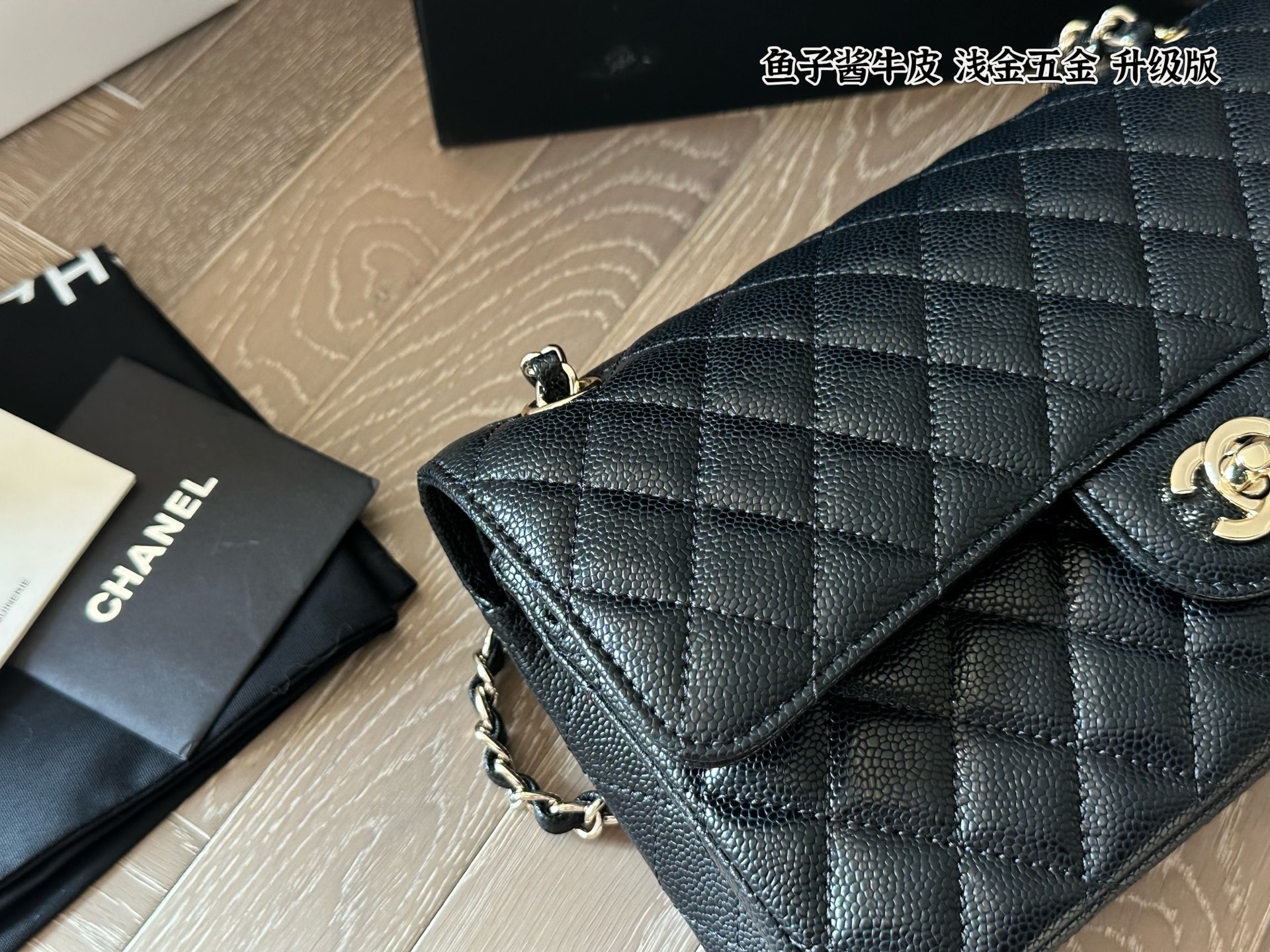 Bolso de Cuero Chanel CF de 25 cm con Textura de Caviar y Herrajes Dorados 8 i1759416328375 5513 0 5
