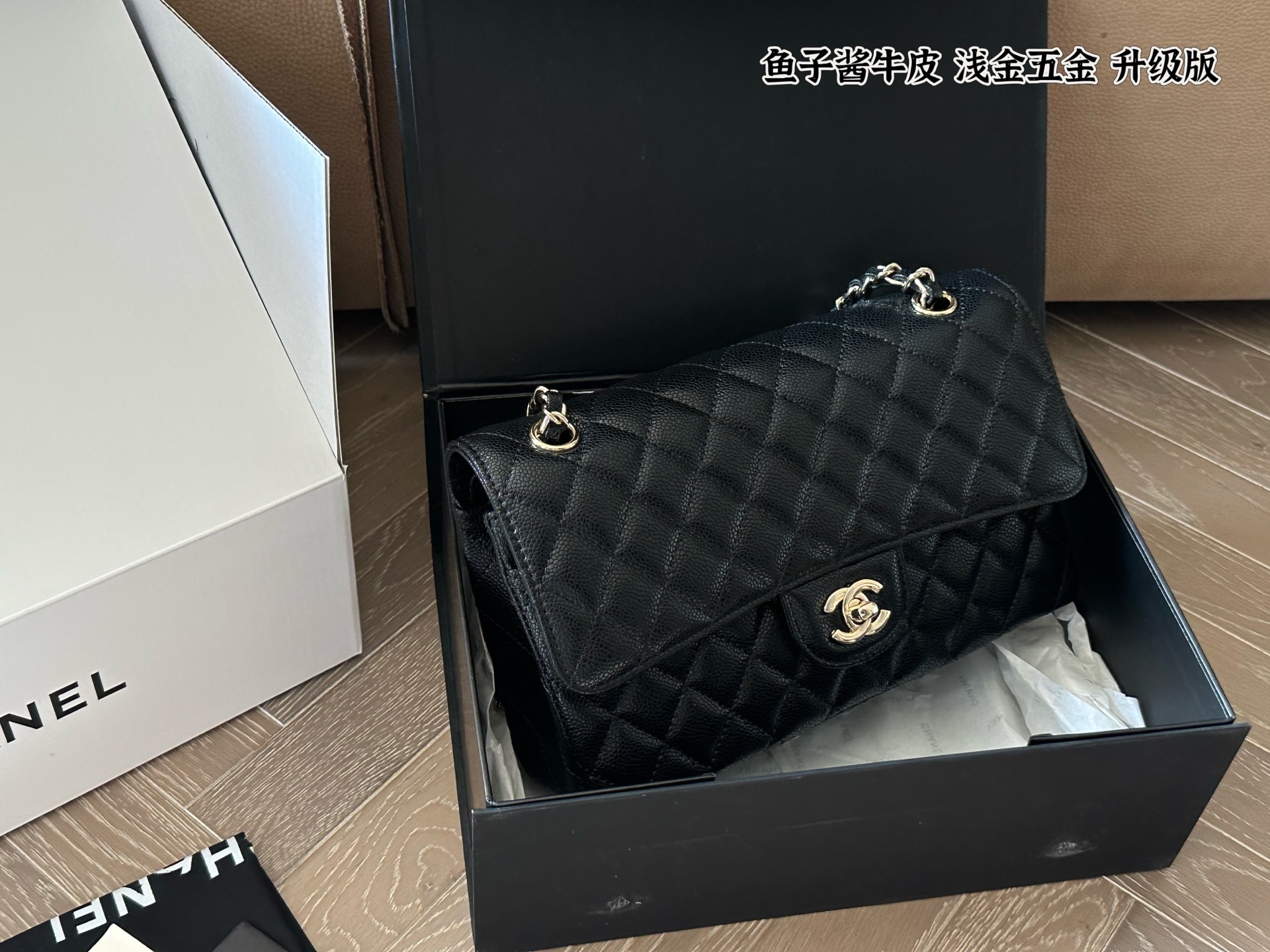 Bolso de Cuero Chanel CF de 25 cm con Textura de Caviar y Herrajes Dorados
