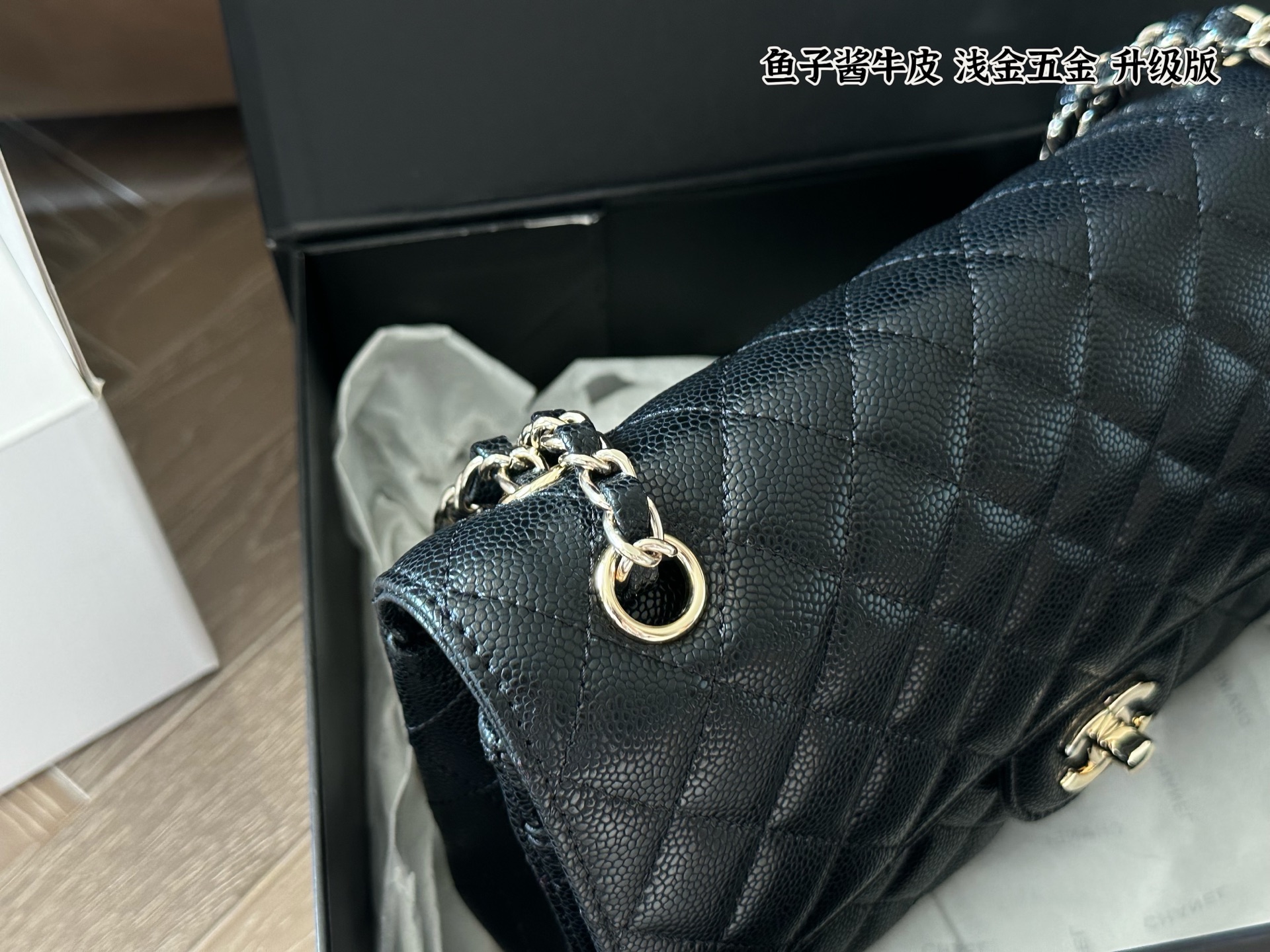 Bolso de Cuero Chanel CF de 25 cm con Textura de Caviar y Herrajes Dorados 3 i1759416330087 1581 0 1