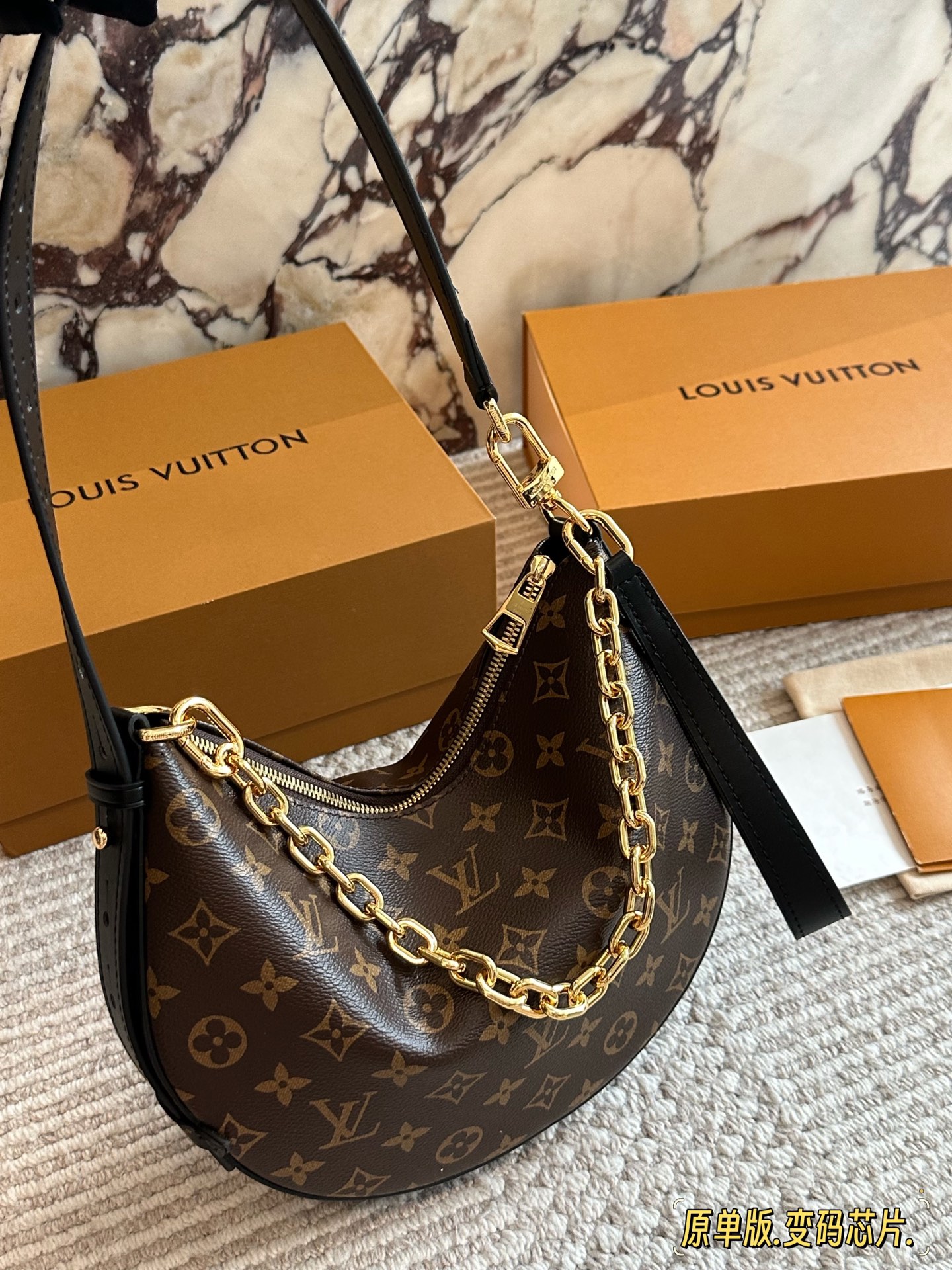 Louis Vuitton Cookie BB: Bolso Crescent Monogram con Cadena Dorada