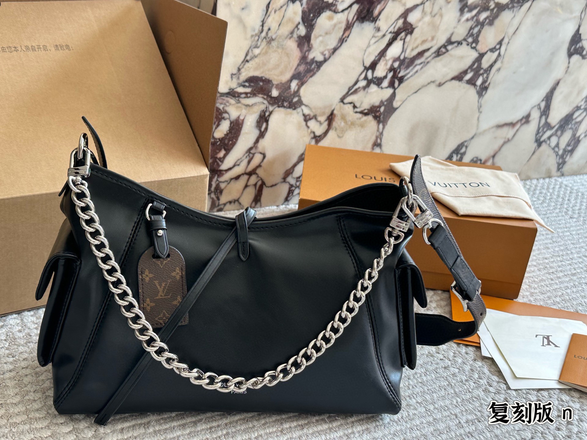 Louis Vuitton Carrall Small Bolso de Hombro de Piel con Cadena, Negro