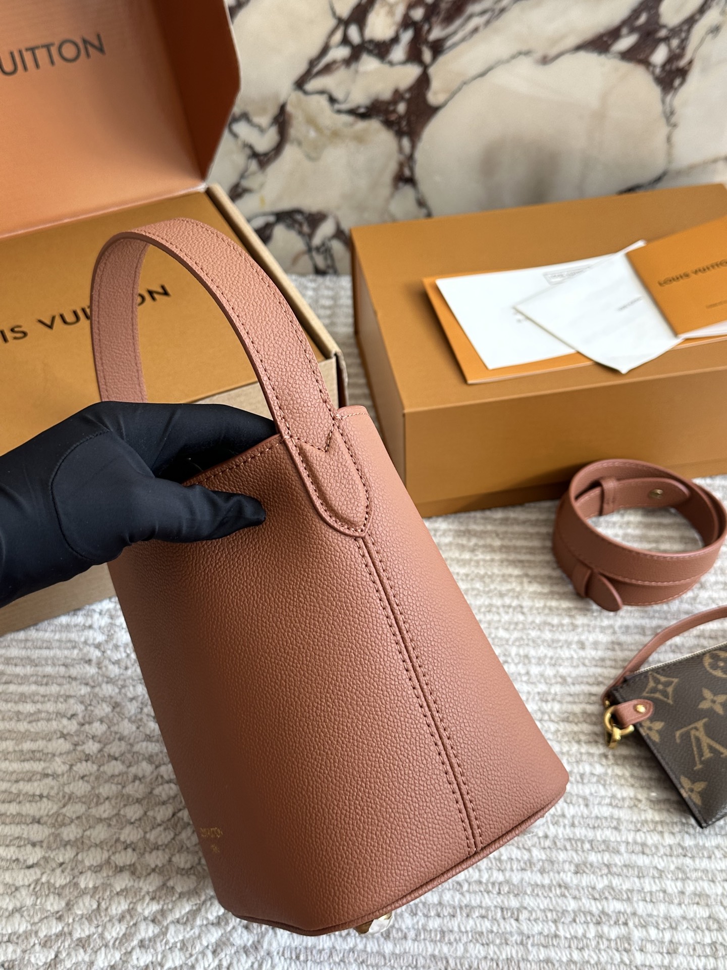 💰280 复刻版 
allinbb真的颜值与高级并存出片极具氛围感有人懂allinbb吗?

真的好好看!!!

除了颜值以外实用性也很强

一年四季都在背超级百搭

这个尺寸算是黄金了

大个子小个子都很友好

日常用品完全够放

有两根带子可以换着背

手拎斜挎都能满足

出街真的高级感满满

随便背都好看