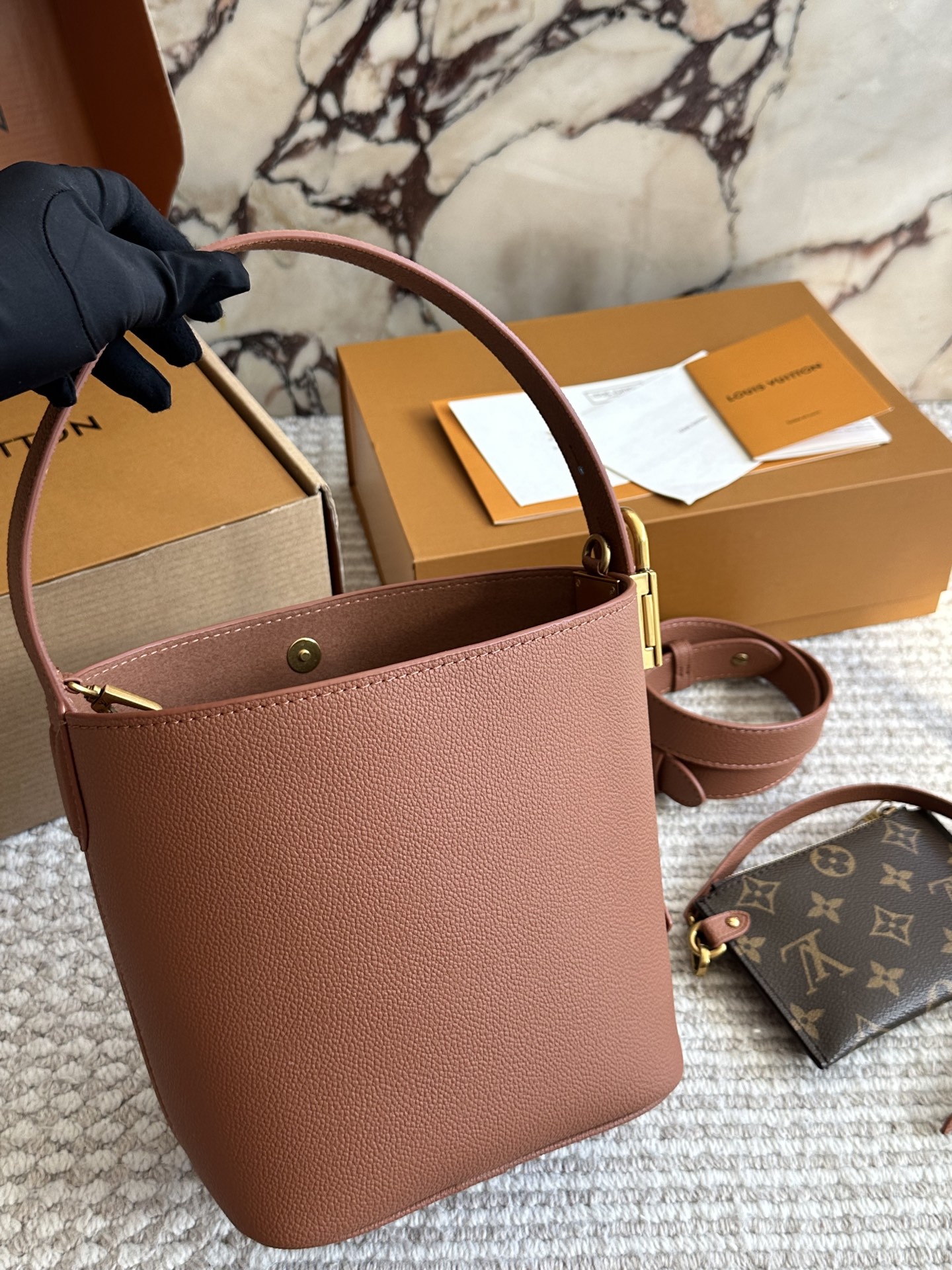 💰280 复刻版 
allinbb真的颜值与高级并存出片极具氛围感有人懂allinbb吗?

真的好好看!!!

除了颜值以外实用性也很强

一年四季都在背超级百搭

这个尺寸算是黄金了

大个子小个子都很友好

日常用品完全够放

有两根带子可以换着背

手拎斜挎都能满足

出街真的高级感满满

随便背都好看