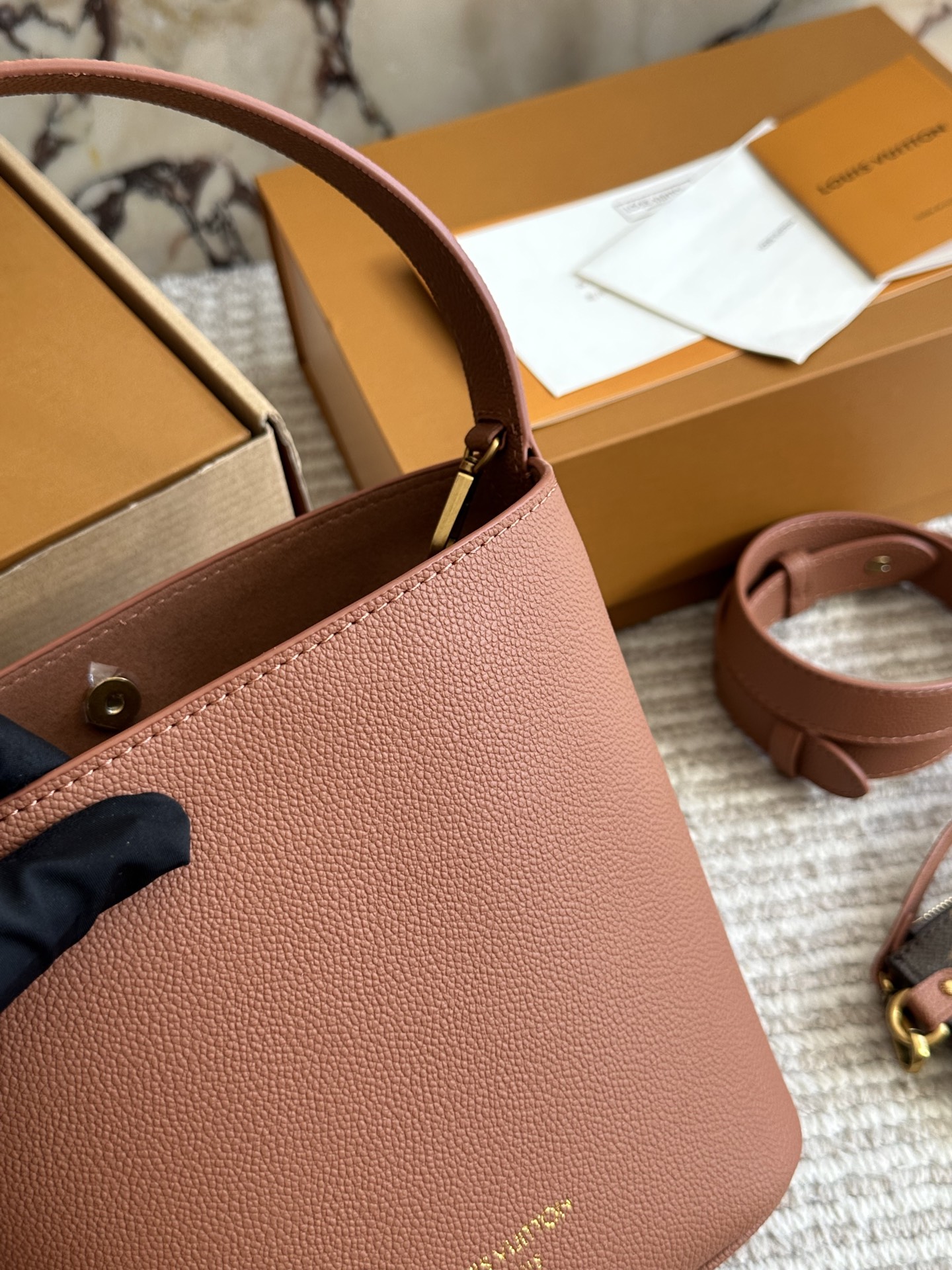 💰280 复刻版 
allinbb真的颜值与高级并存出片极具氛围感有人懂allinbb吗?

真的好好看!!!

除了颜值以外实用性也很强

一年四季都在背超级百搭

这个尺寸算是黄金了

大个子小个子都很友好

日常用品完全够放

有两根带子可以换着背

手拎斜挎都能满足

出街真的高级感满满

随便背都好看