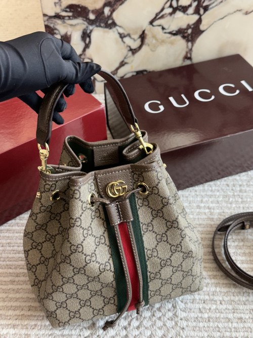 תיק מיני Gucci מדגם קלאסי עם סריכת שרר אופנה ומסוגנת 1 תיק מיני Gucci מדגם קלאסי עם סריכת שרר אופנה ומסוגנת