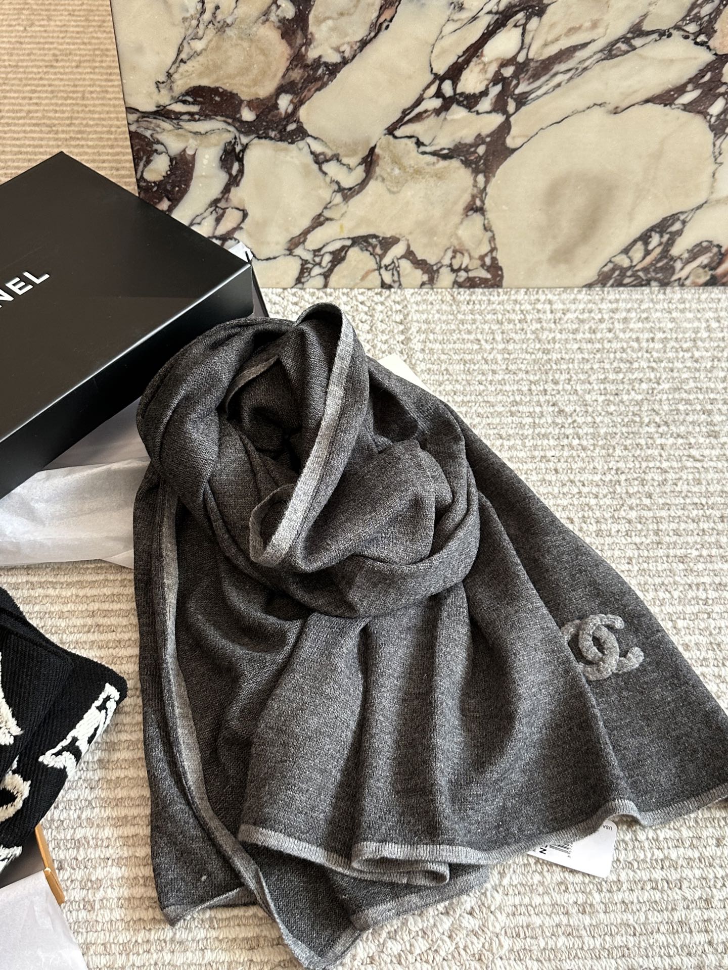   配盒

size：62*160cm
小香家 双面围巾
围巾手感柔软
保暖效果非常好 很有腔调yyds
