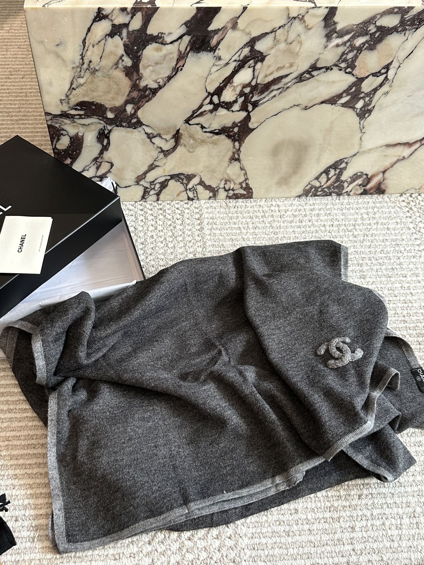   配盒

size：62*160cm
小香家 双面围巾
围巾手感柔软
保暖效果非常好 很有腔调yyds
