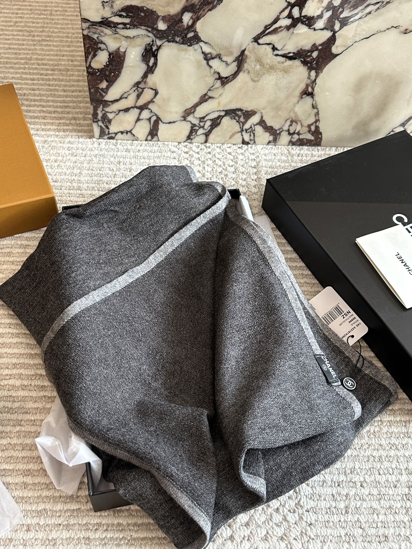   配盒

size：62*160cm
小香家 双面围巾
围巾手感柔软
保暖效果非常好 很有腔调yyds
