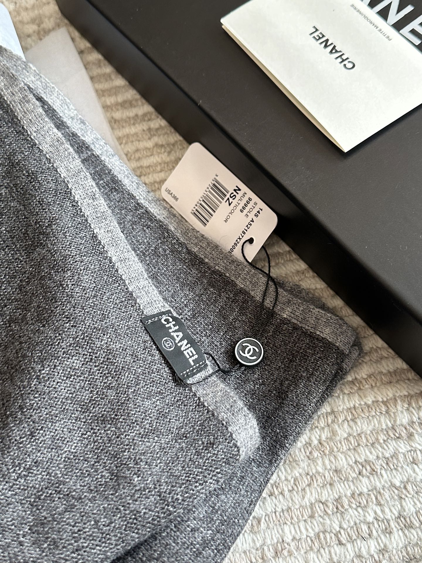   配盒

size：62*160cm
小香家 双面围巾
围巾手感柔软
保暖效果非常好 很有腔调yyds
