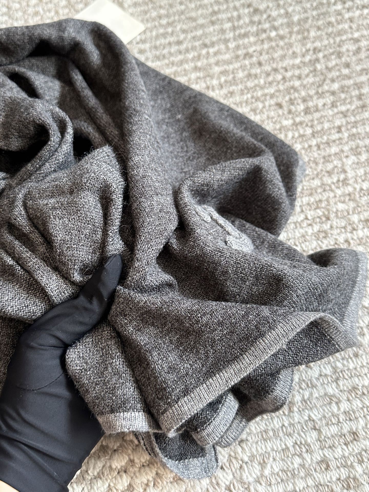   配盒

size：62*160cm
小香家 双面围巾
围巾手感柔软
保暖效果非常好 很有腔调yyds
