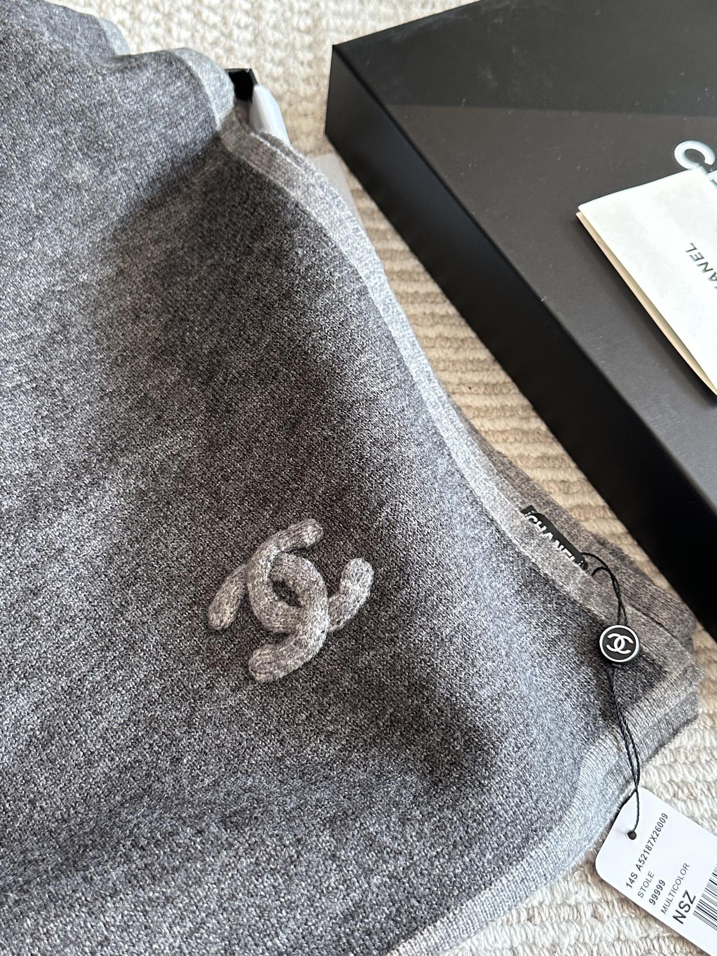   配盒

size：62*160cm
小香家 双面围巾
围巾手感柔软
保暖效果非常好 很有腔调yyds
