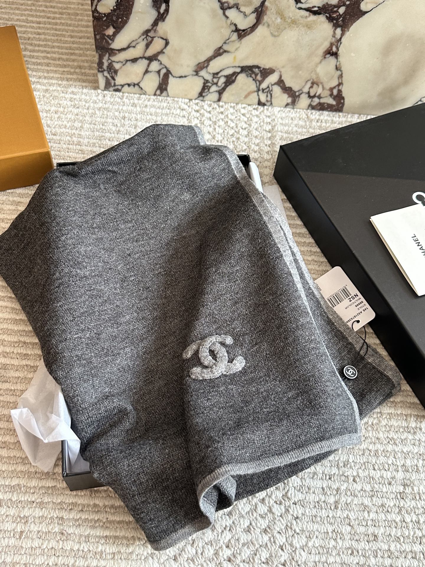   配盒

size：62*160cm
小香家 双面围巾
围巾手感柔软
保暖效果非常好 很有腔调yyds
