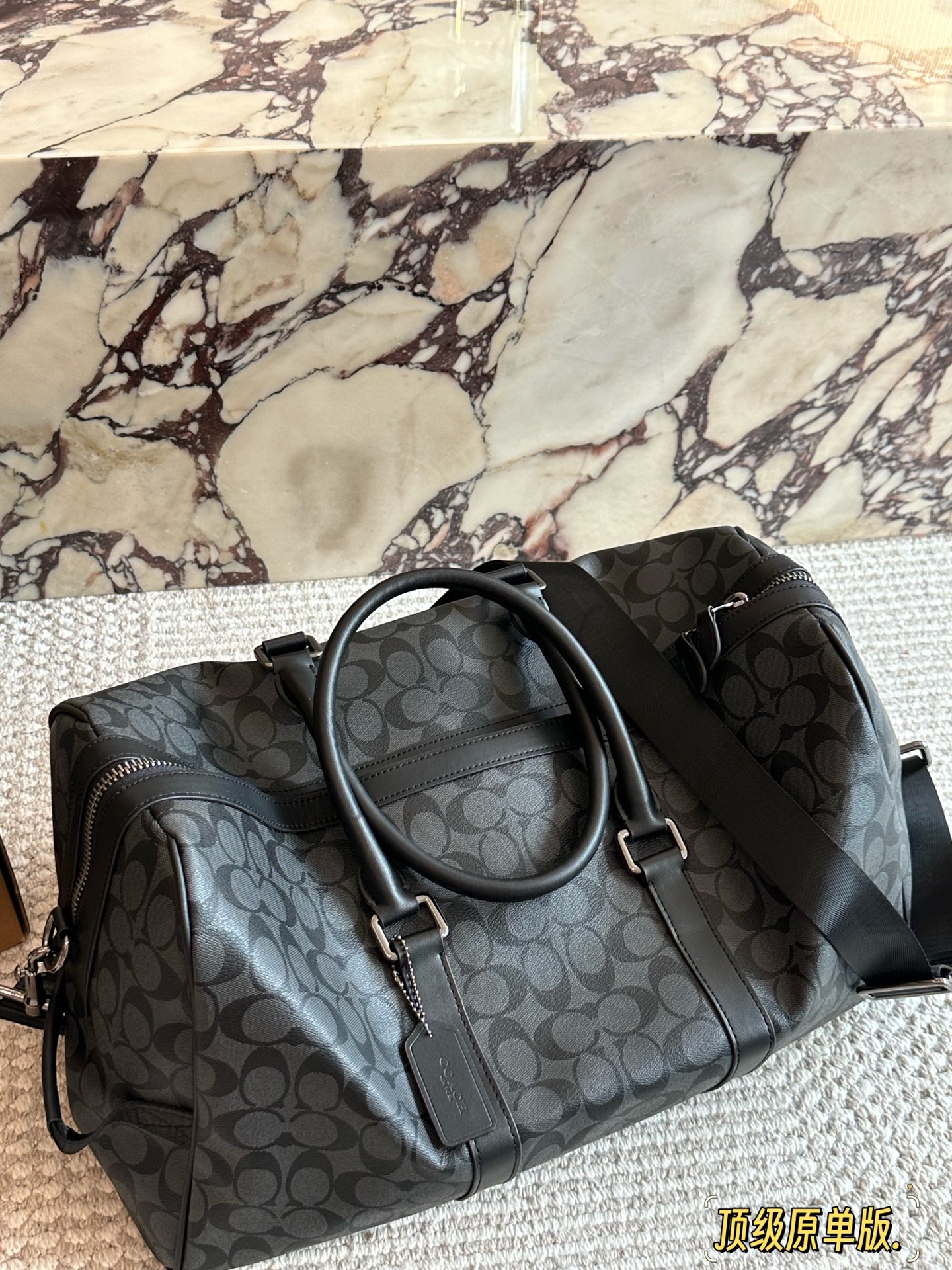 Bolso de viaje COACH imprescindible para hombres. El bolso de viaje COACH está hecho de material de lona de PVC con rec…