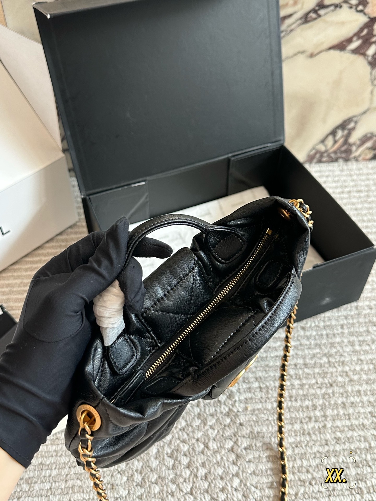 p225
Chanel 25K蝴蝶结手袋🎀太可爱啦
𝟐𝟓𝐤本季蝴蝶结元素也太懂少女心了吧💕
融合经典菱格纹，休闲又甜美 让一整个包都好甜美啊打破包包的常规形态！让蝴蝶结从配饰成为主角👑
双𝐂扣在包中间很抢眼[萌萌哒R]
羊皮营造出一种“蓬松”“柔美”的感觉～
皮质手柄🉑手提、金属链条随意垂坠，甜酷风格一秒切换👏🏻
又可以搭配正式的西装、也可以适配俏皮可爱！日常出行选择它简直是风格放大器哈哈哈🤣
20cm 小号配盒子 

