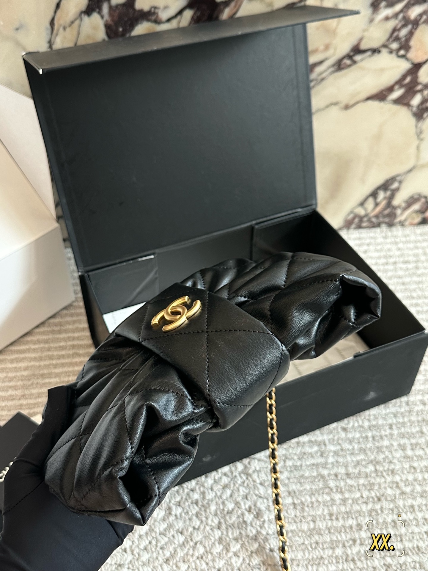 p225
Chanel 25K蝴蝶结手袋🎀太可爱啦
𝟐𝟓𝐤本季蝴蝶结元素也太懂少女心了吧💕
融合经典菱格纹，休闲又甜美 让一整个包都好甜美啊打破包包的常规形态！让蝴蝶结从配饰成为主角👑
双𝐂扣在包中间很抢眼[萌萌哒R]
羊皮营造出一种“蓬松”“柔美”的感觉～
皮质手柄🉑手提、金属链条随意垂坠，甜酷风格一秒切换👏🏻
又可以搭配正式的西装、也可以适配俏皮可爱！日常出行选择它简直是风格放大器哈哈哈🤣
20cm 小号配盒子 

