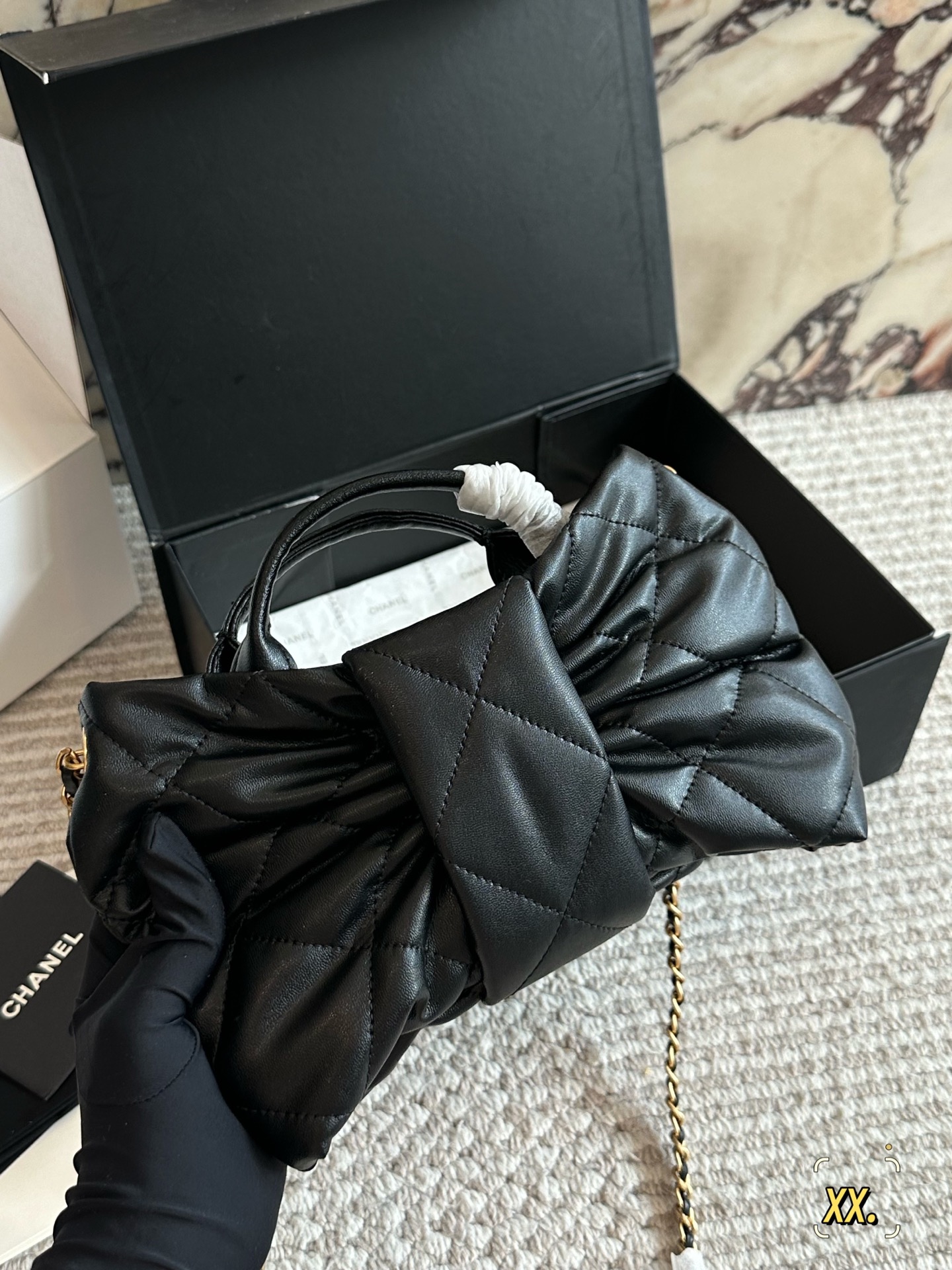 p225
Chanel 25K蝴蝶结手袋🎀太可爱啦
𝟐𝟓𝐤本季蝴蝶结元素也太懂少女心了吧💕
融合经典菱格纹，休闲又甜美 让一整个包都好甜美啊打破包包的常规形态！让蝴蝶结从配饰成为主角👑
双𝐂扣在包中间很抢眼[萌萌哒R]
羊皮营造出一种“蓬松”“柔美”的感觉～
皮质手柄🉑手提、金属链条随意垂坠，甜酷风格一秒切换👏🏻
又可以搭配正式的西装、也可以适配俏皮可爱！日常出行选择它简直是风格放大器哈哈哈🤣
20cm 小号配盒子 

