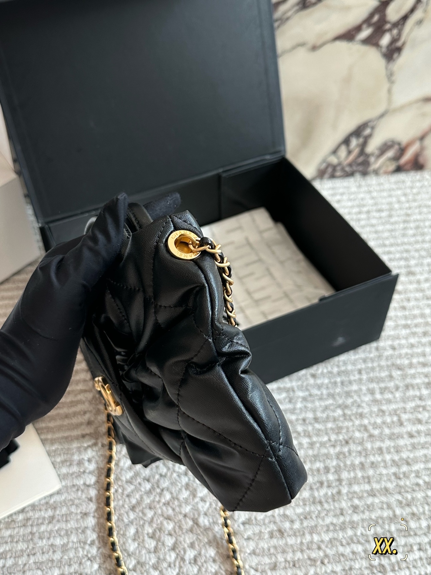 p225
Chanel 25K蝴蝶结手袋🎀太可爱啦
𝟐𝟓𝐤本季蝴蝶结元素也太懂少女心了吧💕
融合经典菱格纹，休闲又甜美 让一整个包都好甜美啊打破包包的常规形态！让蝴蝶结从配饰成为主角👑
双𝐂扣在包中间很抢眼[萌萌哒R]
羊皮营造出一种“蓬松”“柔美”的感觉～
皮质手柄🉑手提、金属链条随意垂坠，甜酷风格一秒切换👏🏻
又可以搭配正式的西装、也可以适配俏皮可爱！日常出行选择它简直是风格放大器哈哈哈🤣
20cm 小号配盒子 

