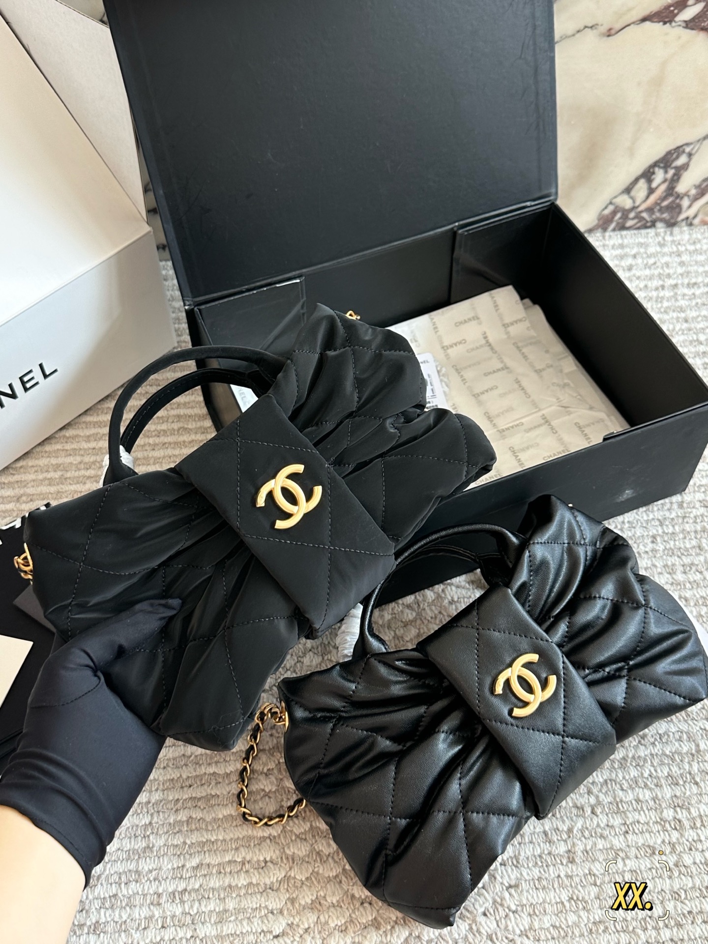 p225
Chanel 25K蝴蝶结手袋🎀太可爱啦
𝟐𝟓𝐤本季蝴蝶结元素也太懂少女心了吧💕
融合经典菱格纹，休闲又甜美 让一整个包都好甜美啊打破包包的常规形态！让蝴蝶结从配饰成为主角👑
双𝐂扣在包中间很抢眼[萌萌哒R]
羊皮营造出一种“蓬松”“柔美”的感觉～
皮质手柄🉑手提、金属链条随意垂坠，甜酷风格一秒切换👏🏻
又可以搭配正式的西装、也可以适配俏皮可爱！日常出行选择它简直是风格放大器哈哈哈🤣
20cm 小号配盒子 

