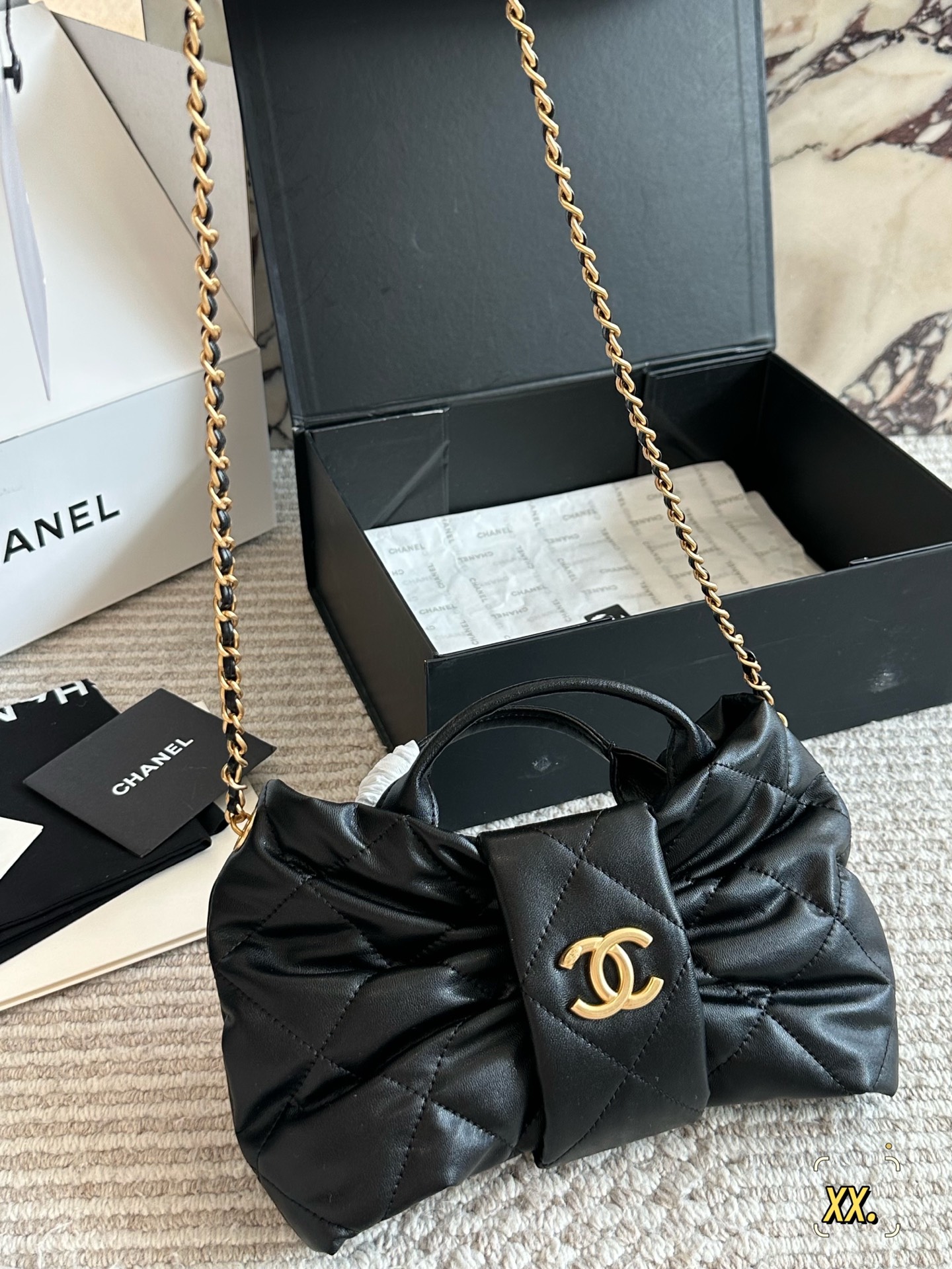 p225
Chanel 25K蝴蝶结手袋🎀太可爱啦
𝟐𝟓𝐤本季蝴蝶结元素也太懂少女心了吧💕
融合经典菱格纹，休闲又甜美 让一整个包都好甜美啊打破包包的常规形态！让蝴蝶结从配饰成为主角👑
双𝐂扣在包中间很抢眼[萌萌哒R]
羊皮营造出一种“蓬松”“柔美”的感觉～
皮质手柄🉑手提、金属链条随意垂坠，甜酷风格一秒切换👏🏻
又可以搭配正式的西装、也可以适配俏皮可爱！日常出行选择它简直是风格放大器哈哈哈🤣
20cm 小号配盒子 

