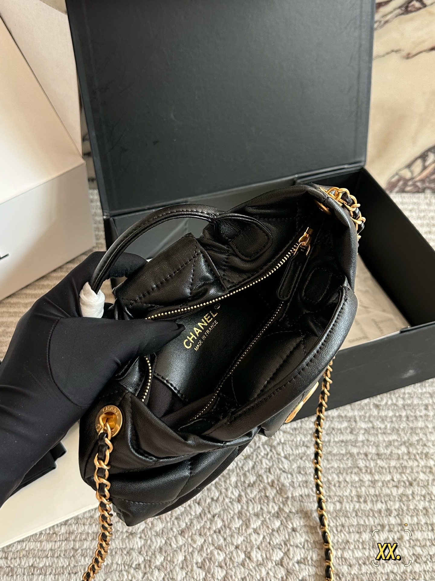 p225
Chanel 25K蝴蝶结手袋🎀太可爱啦
𝟐𝟓𝐤本季蝴蝶结元素也太懂少女心了吧💕
融合经典菱格纹，休闲又甜美 让一整个包都好甜美啊打破包包的常规形态！让蝴蝶结从配饰成为主角👑
双𝐂扣在包中间很抢眼[萌萌哒R]
羊皮营造出一种“蓬松”“柔美”的感觉～
皮质手柄🉑手提、金属链条随意垂坠，甜酷风格一秒切换👏🏻
又可以搭配正式的西装、也可以适配俏皮可爱！日常出行选择它简直是风格放大器哈哈哈🤣
20cm 小号配盒子 

