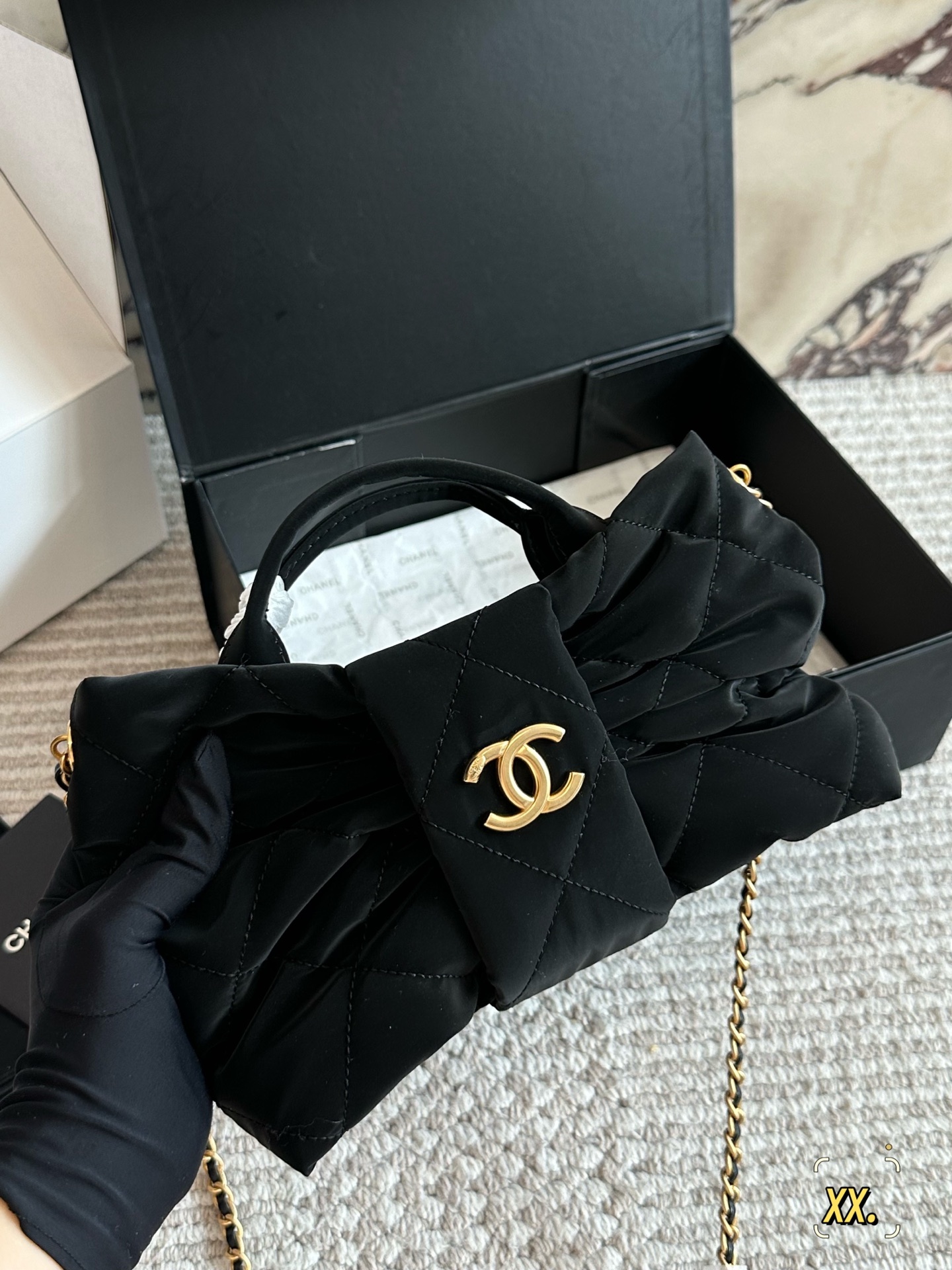 p225
Chanel 25K蝴蝶结手袋🎀太可爱啦
𝟐𝟓𝐤本季蝴蝶结元素也太懂少女心了吧💕
融合经典菱格纹，休闲又甜美 让一整个包都好甜美啊打破包包的常规形态！让蝴蝶结从配饰成为主角👑
双𝐂扣在包中间很抢眼[萌萌哒R]
羊皮营造出一种“蓬松”“柔美”的感觉～
皮质手柄🉑手提、金属链条随意垂坠，甜酷风格一秒切换👏🏻
又可以搭配正式的西装、也可以适配俏皮可爱！日常出行选择它简直是风格放大器哈哈哈🤣
20cm 小号配盒子 

