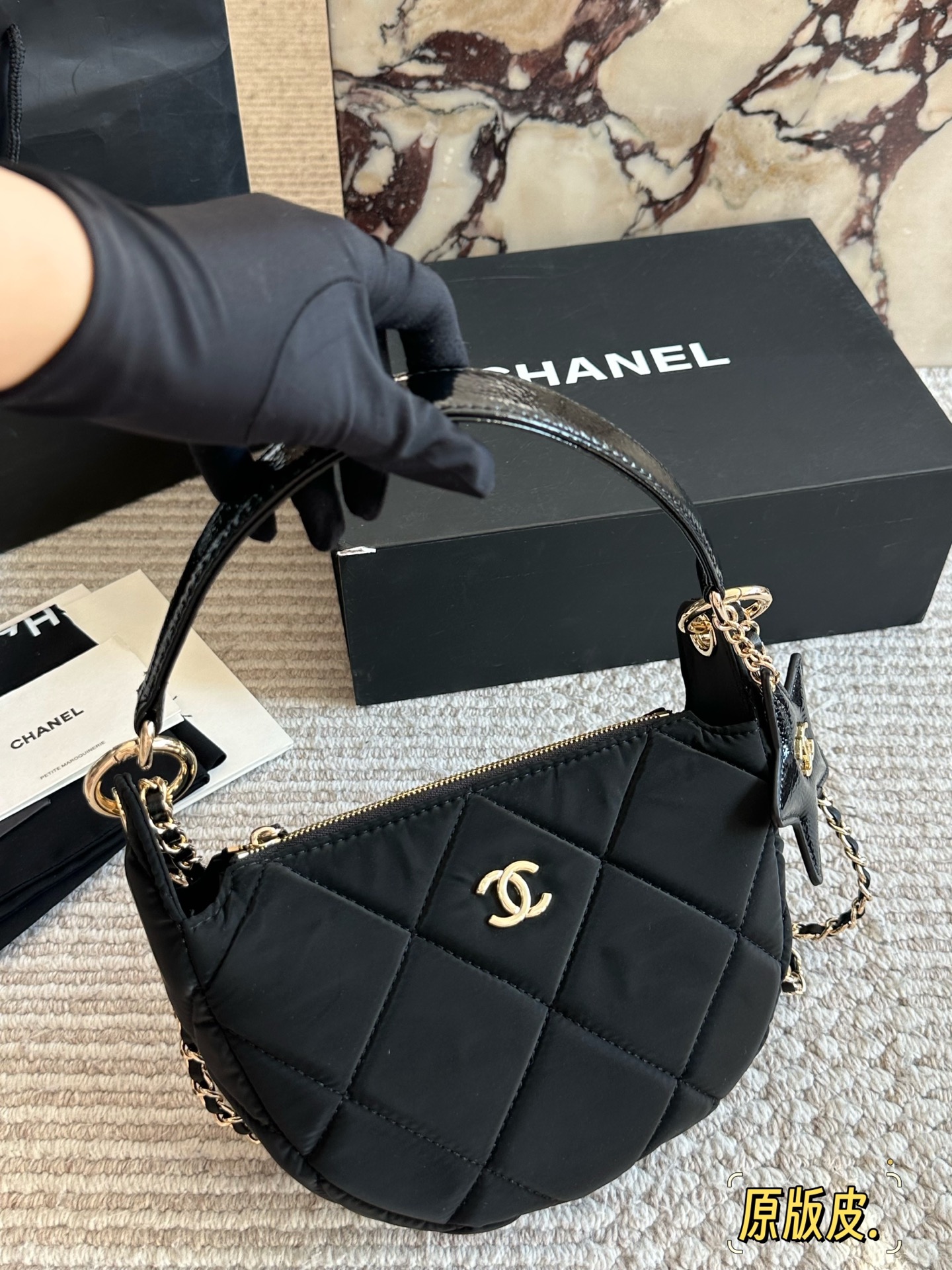 p245 布配皮
全网醉新的一只香奈儿25s香奈儿25s新款来袭! 宝子们，我挖到宝啦!这只Chanel 全堪称完美! 

它既能手提，又能斜挎、单肩，多种背法超实用，妥妥专柜刚出炉的标准全品相。22 15