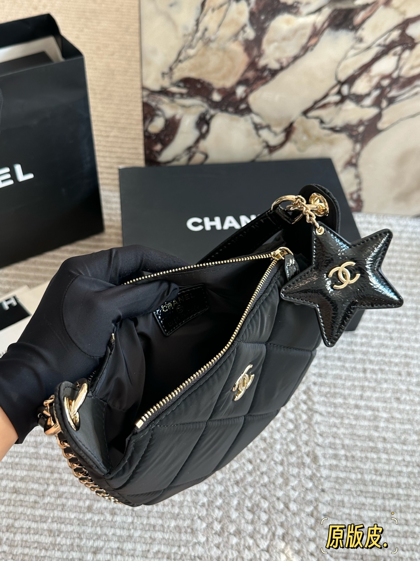 p245 布配皮
全网醉新的一只香奈儿25s香奈儿25s新款来袭! 宝子们，我挖到宝啦!这只Chanel 全堪称完美! 

它既能手提，又能斜挎、单肩，多种背法超实用，妥妥专柜刚出炉的标准全品相。22 15