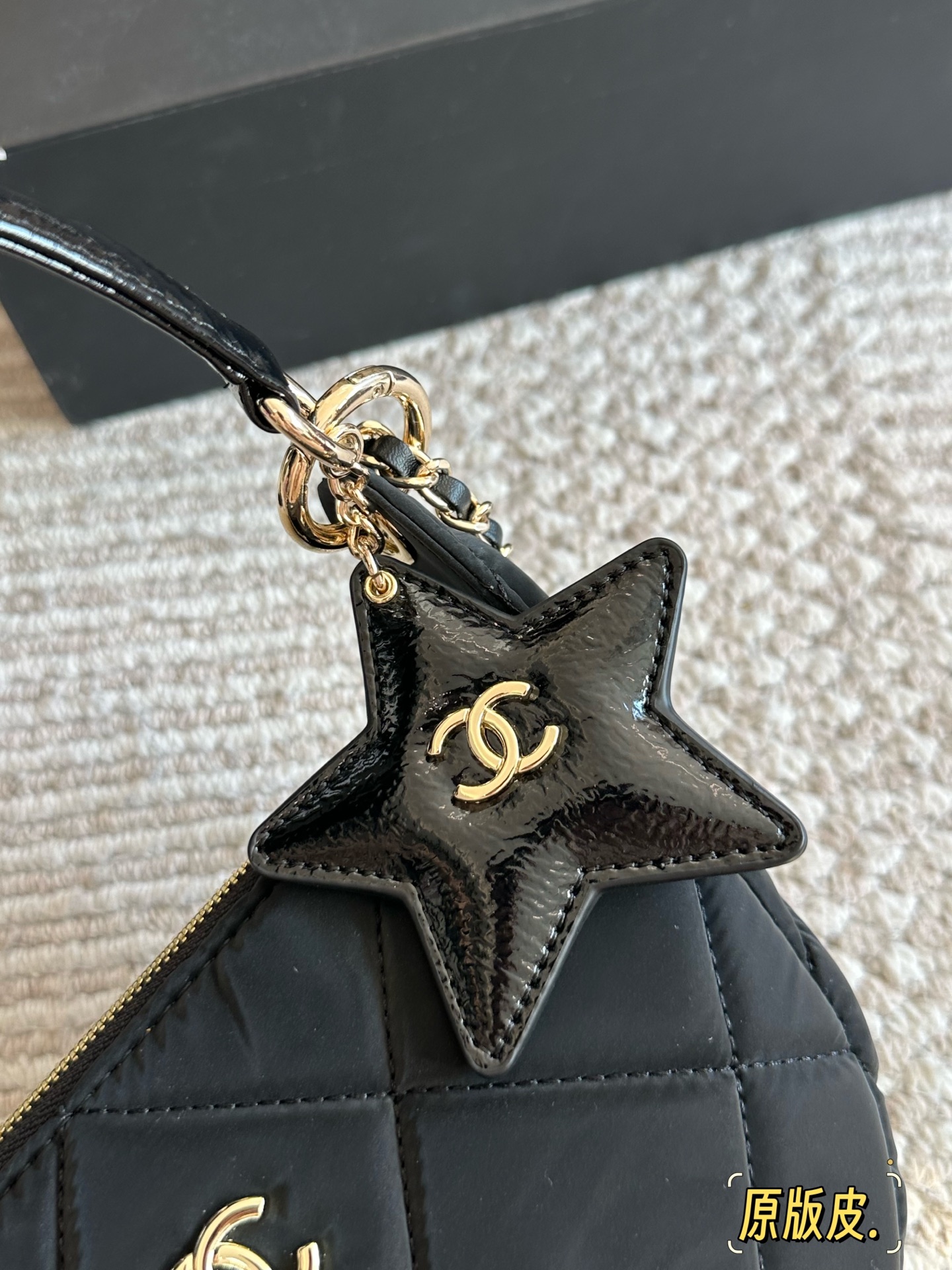 p245 布配皮
全网醉新的一只香奈儿25s香奈儿25s新款来袭! 宝子们，我挖到宝啦!这只Chanel 全堪称完美! 

它既能手提，又能斜挎、单肩，多种背法超实用，妥妥专柜刚出炉的标准全品相。22 15