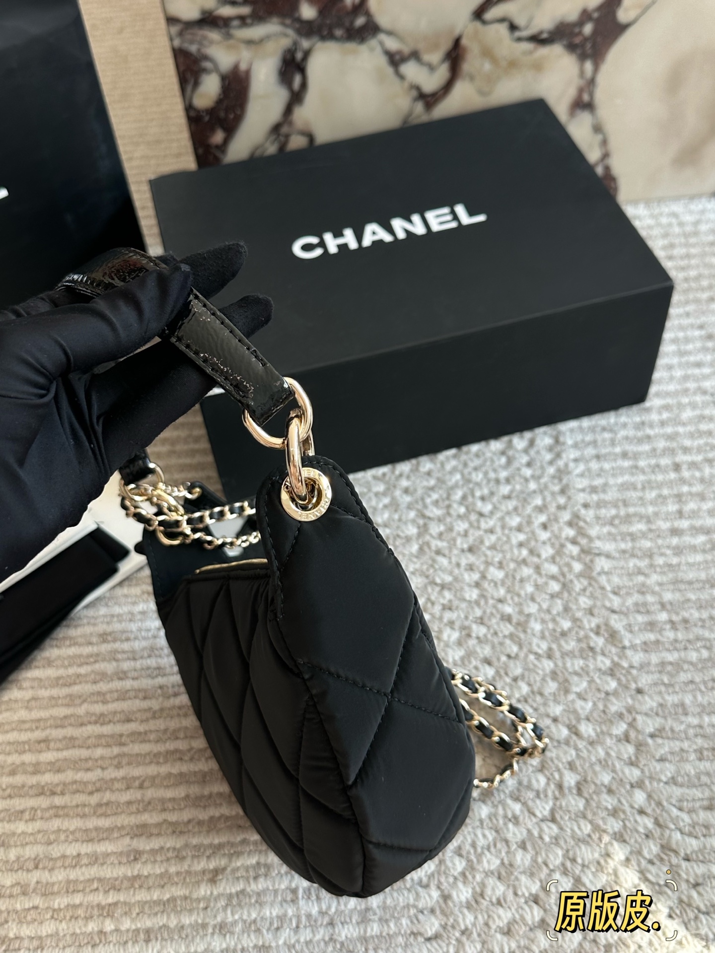 p245 布配皮
全网醉新的一只香奈儿25s香奈儿25s新款来袭! 宝子们，我挖到宝啦!这只Chanel 全堪称完美! 

它既能手提，又能斜挎、单肩，多种背法超实用，妥妥专柜刚出炉的标准全品相。22 15