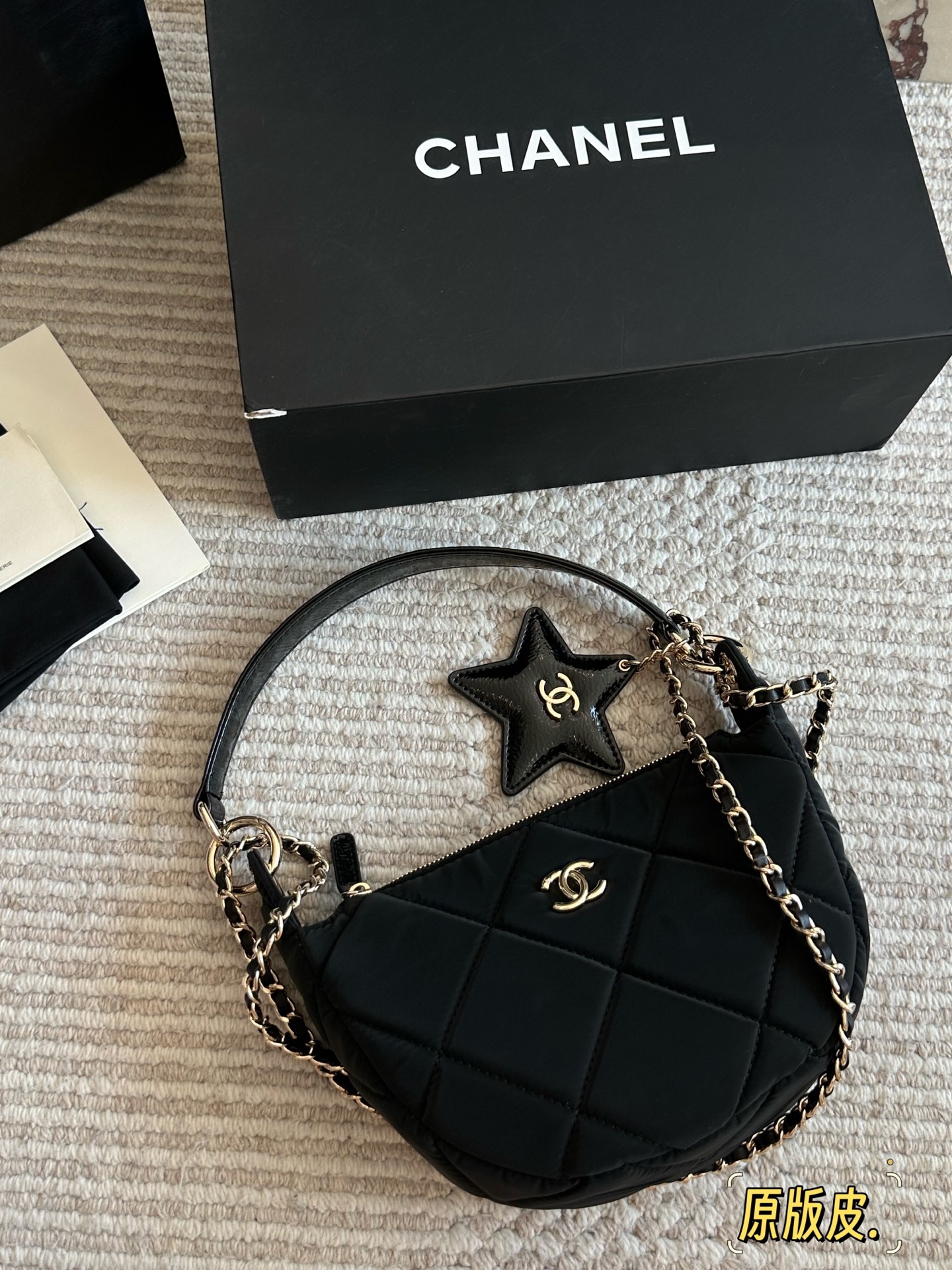 p245 布配皮
全网醉新的一只香奈儿25s香奈儿25s新款来袭! 宝子们，我挖到宝啦!这只Chanel 全堪称完美! 

它既能手提，又能斜挎、单肩，多种背法超实用，妥妥专柜刚出炉的标准全品相。22 15