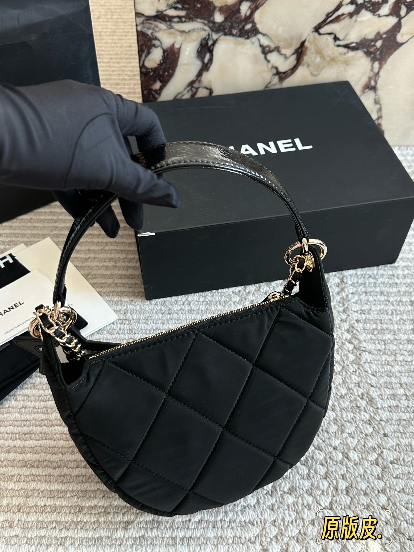 p245 布配皮
全网醉新的一只香奈儿25s香奈儿25s新款来袭! 宝子们，我挖到宝啦!这只Chanel 全堪称完美! 

它既能手提，又能斜挎、单肩，多种背法超实用，妥妥专柜刚出炉的标准全品相。22 15