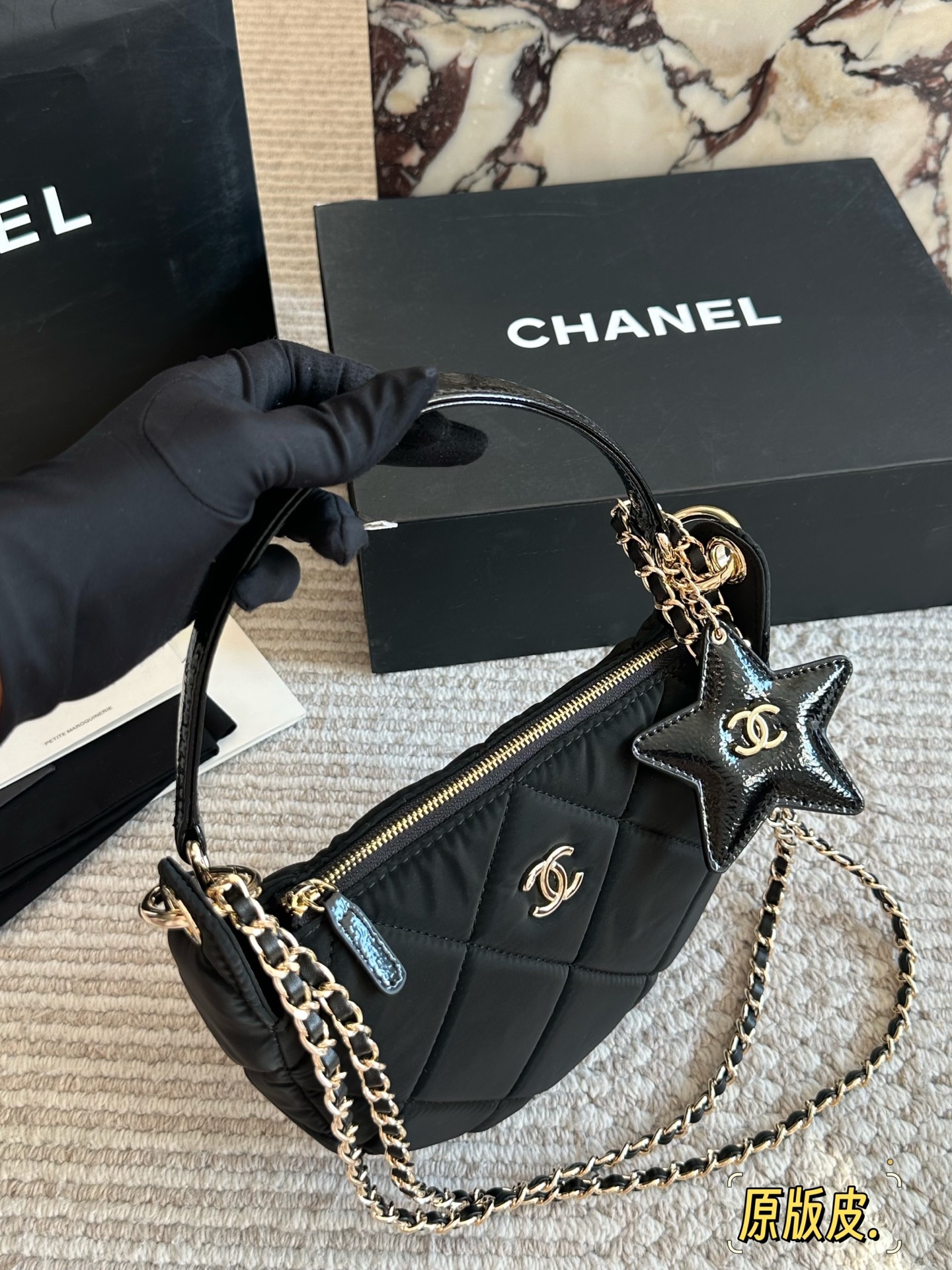 p245 布配皮
全网醉新的一只香奈儿25s香奈儿25s新款来袭! 宝子们，我挖到宝啦!这只Chanel 全堪称完美! 

它既能手提，又能斜挎、单肩，多种背法超实用，妥妥专柜刚出炉的标准全品相。22 15
