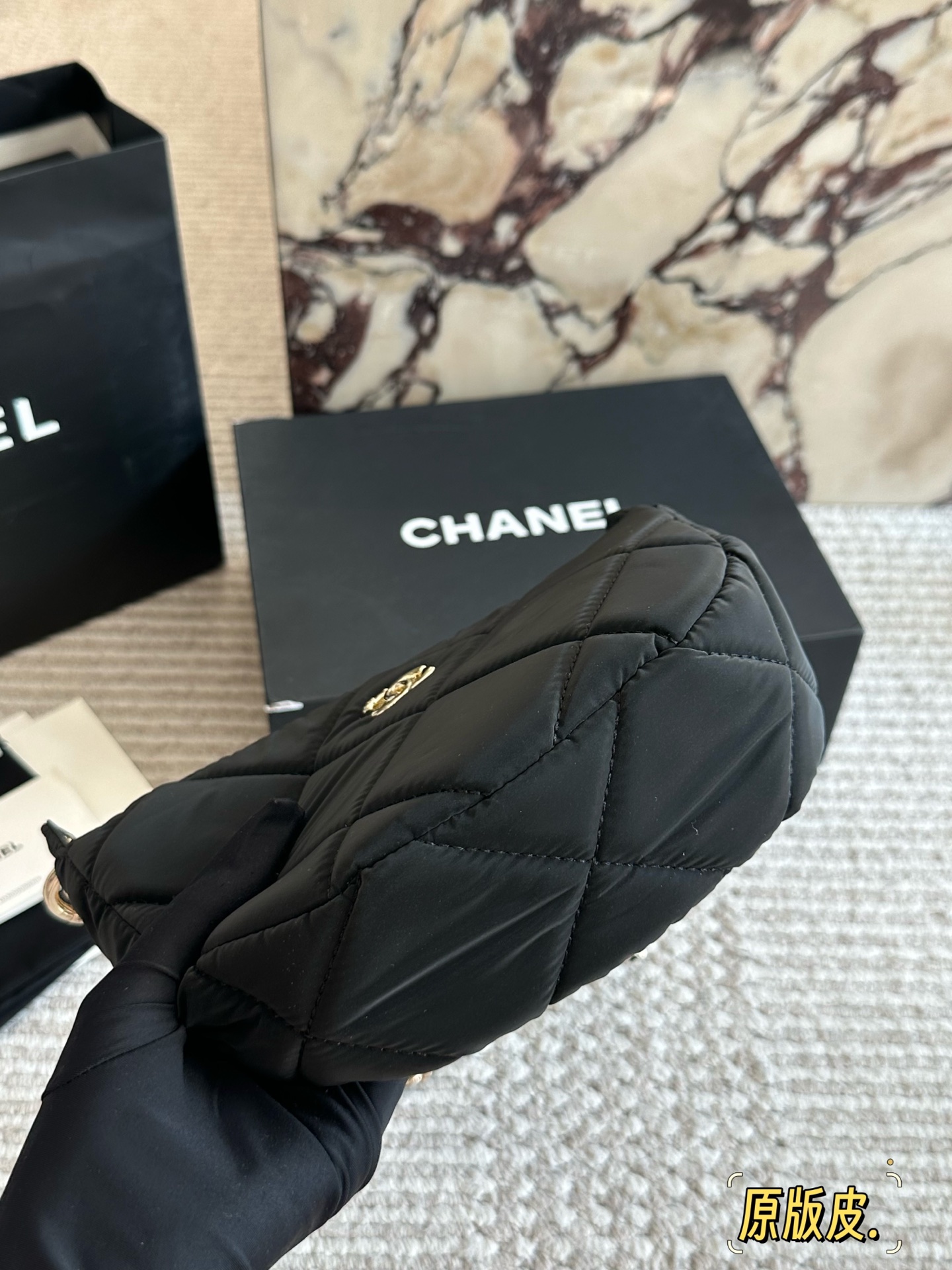 p245 布配皮
全网醉新的一只香奈儿25s香奈儿25s新款来袭! 宝子们，我挖到宝啦!这只Chanel 全堪称完美! 

它既能手提，又能斜挎、单肩，多种背法超实用，妥妥专柜刚出炉的标准全品相。22 15