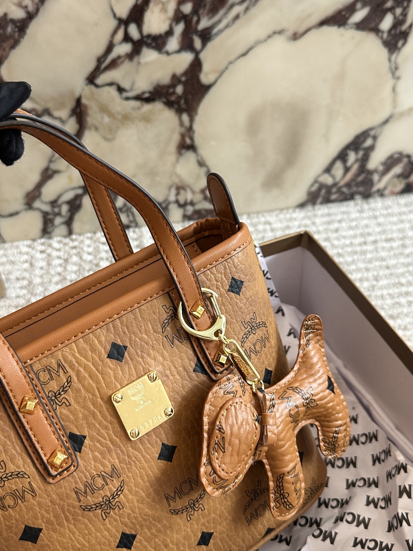 💰195  配盒（原单版）

size：20*15cm
经典 mc 菜篮子
原单！原单！
俏皮很百搭！
MCM菜篮子 ！
买就对了我是一眼就看中！
