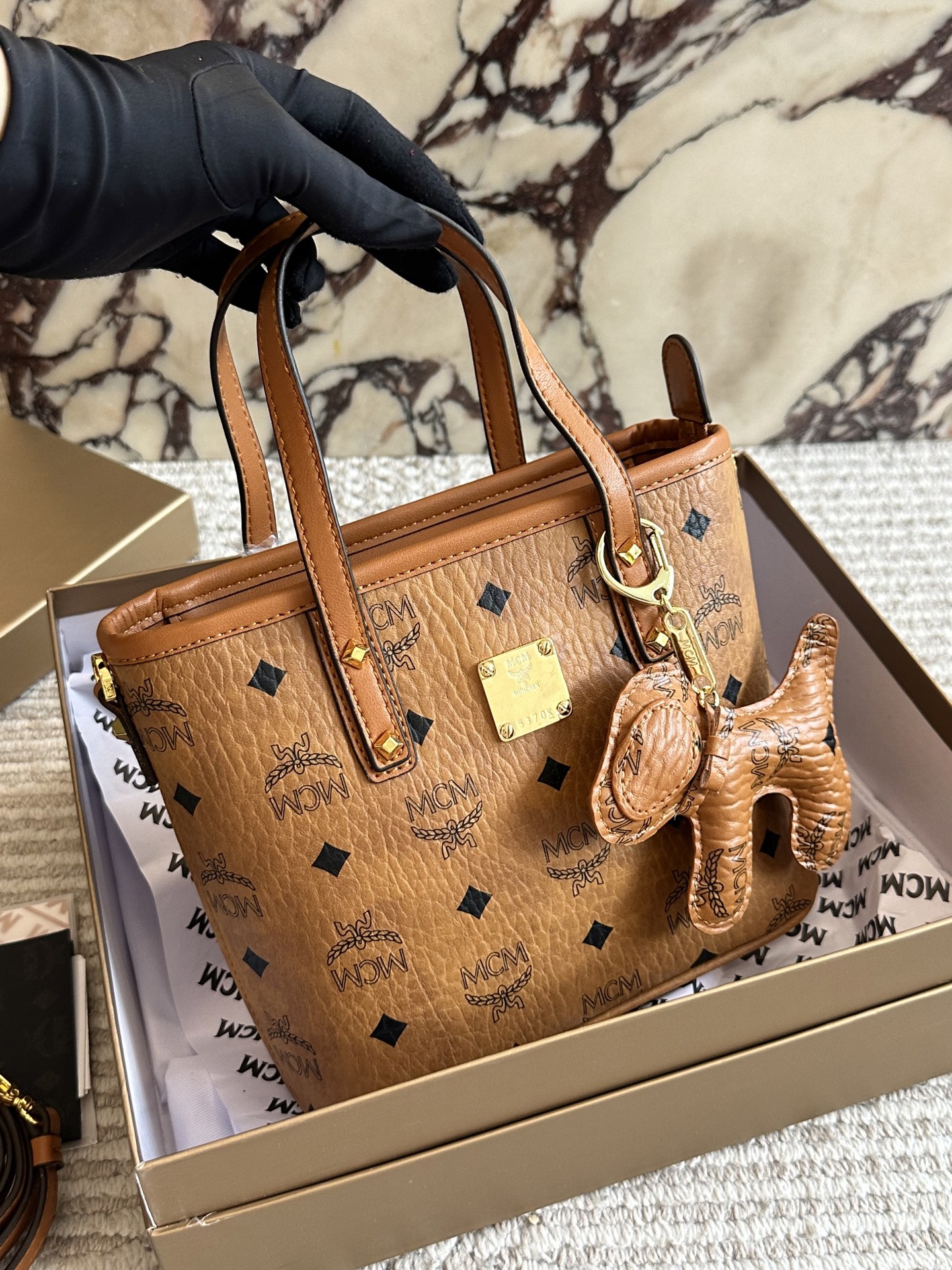 💰195  配盒（原单版）

size：20*15cm
经典 mc 菜篮子
原单！原单！
俏皮很百搭！
MCM菜篮子 ！
买就对了我是一眼就看中！
